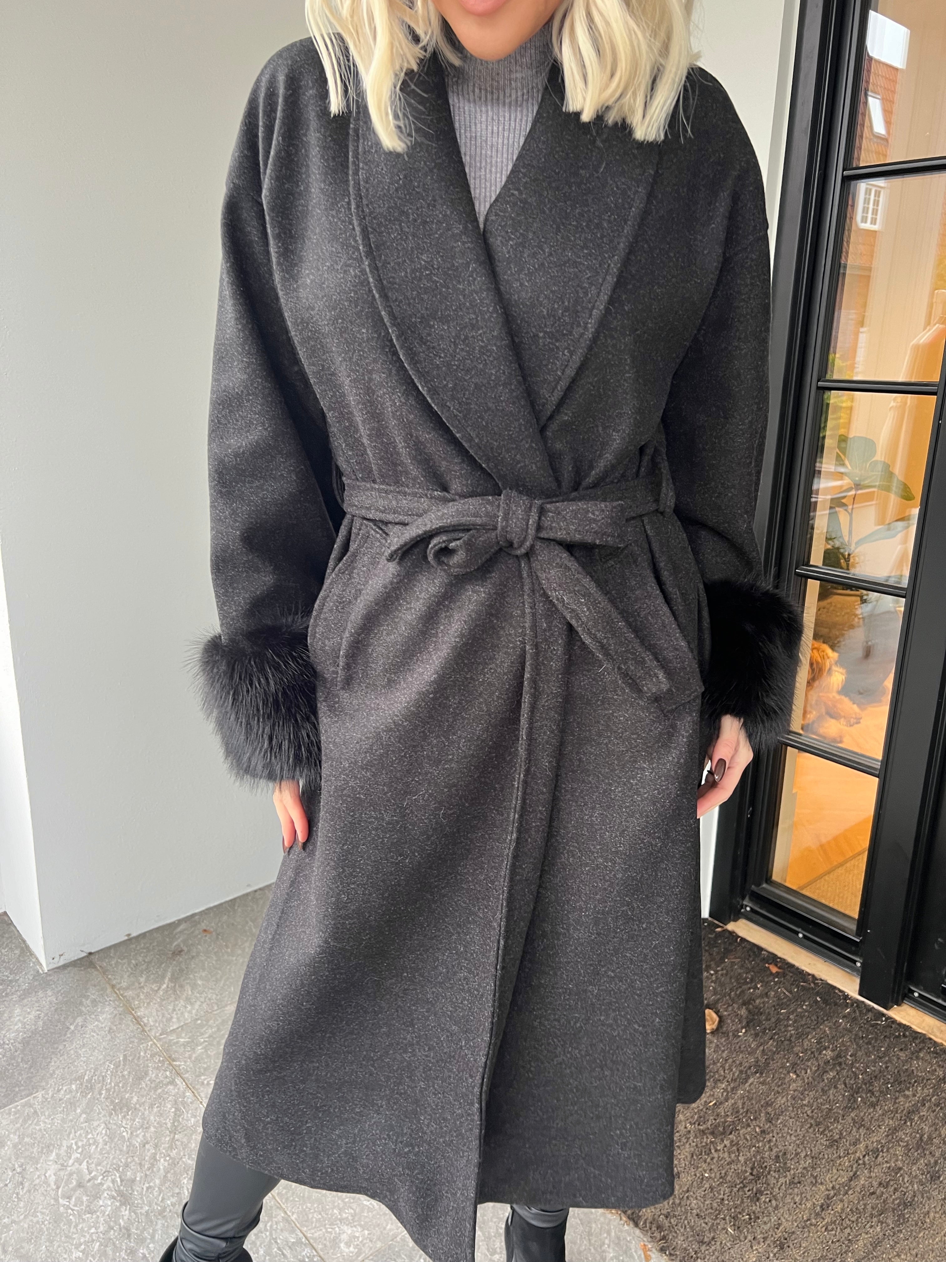 Livia - Elegant lang frakke med blød faux fur ved ærmekanterne