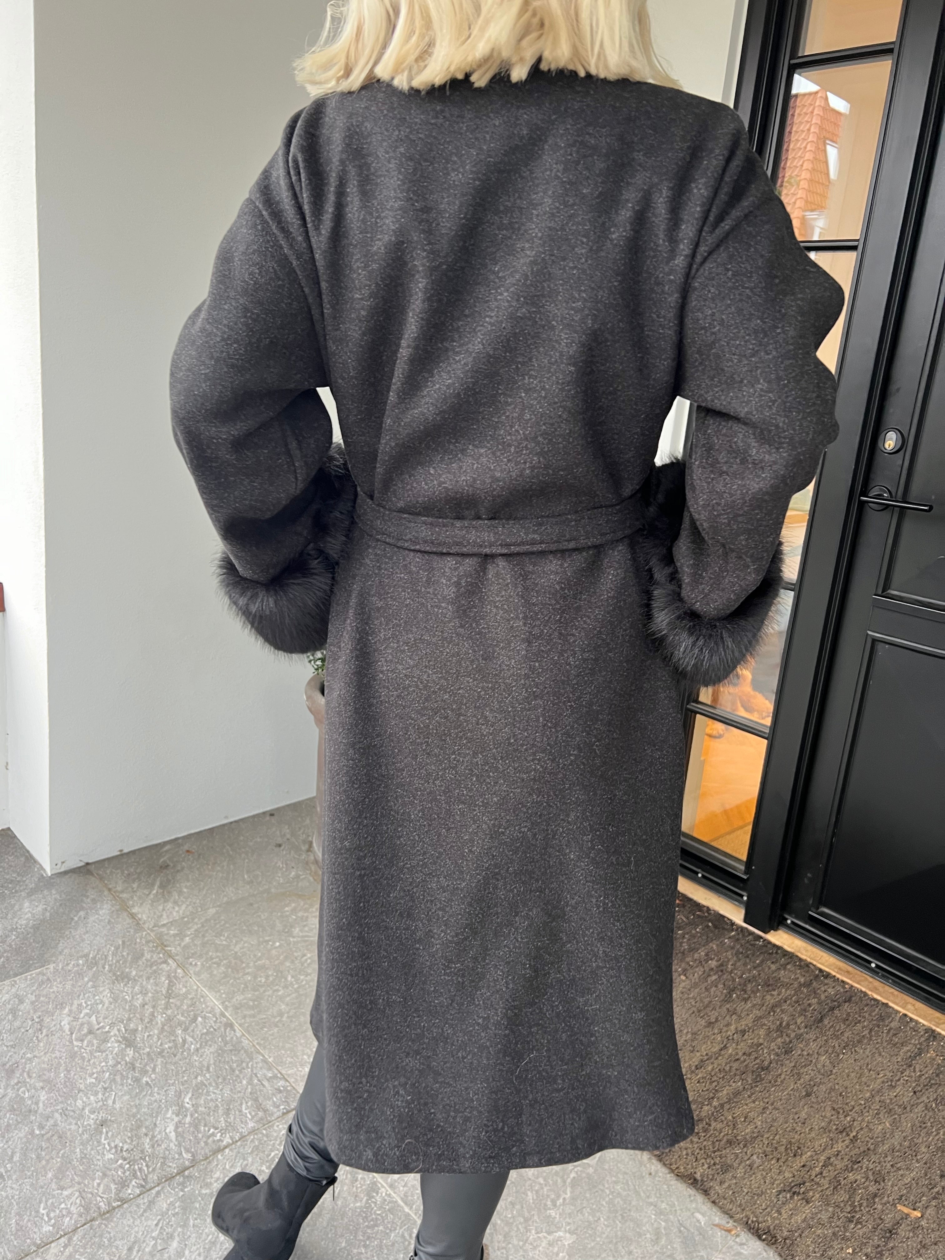 Livia - Elegant lang frakke med blød faux fur ved ærmekanterne