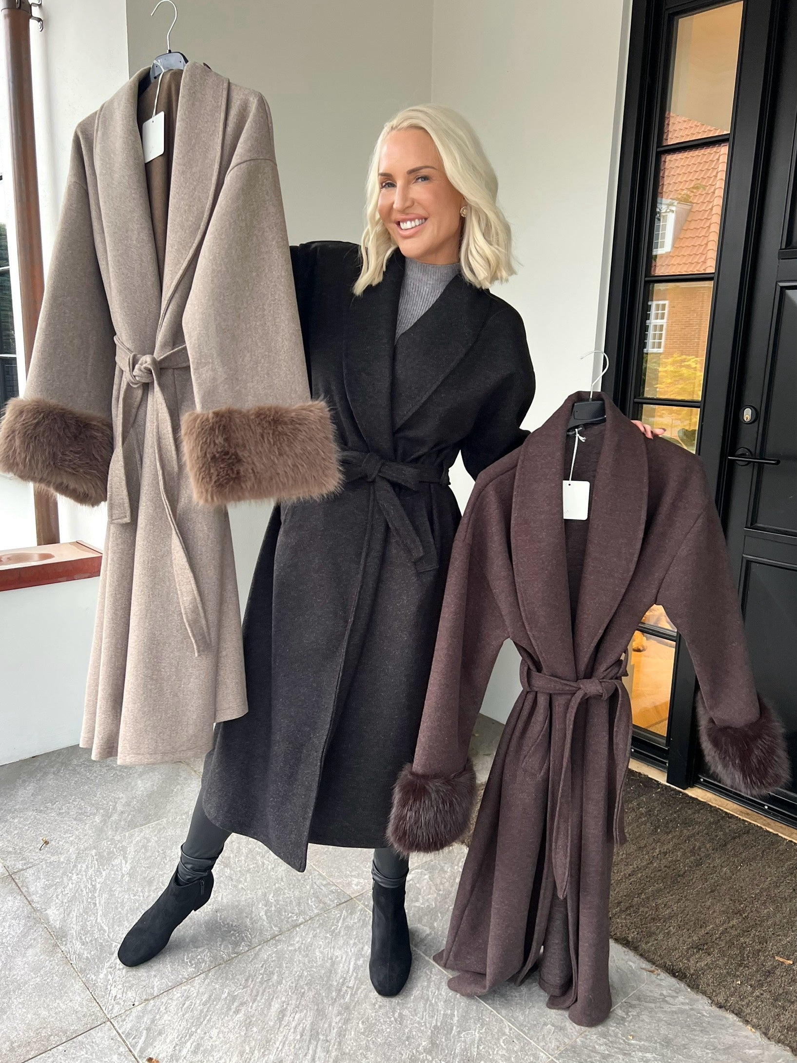 Livia - Elegant lang frakke med blød faux fur ved ærmekanterne