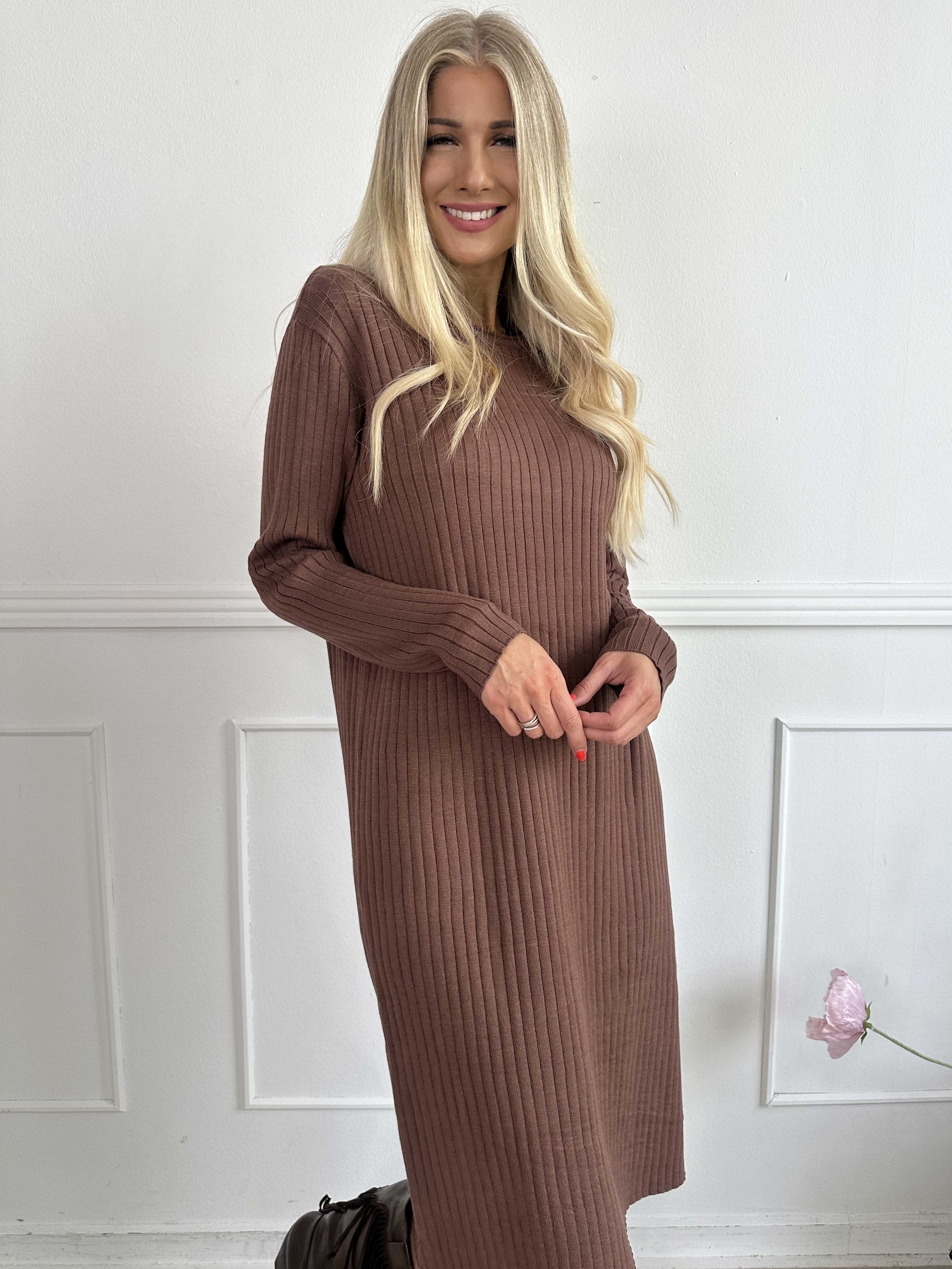 Livunn - Blød elastisk strikkjole med rib