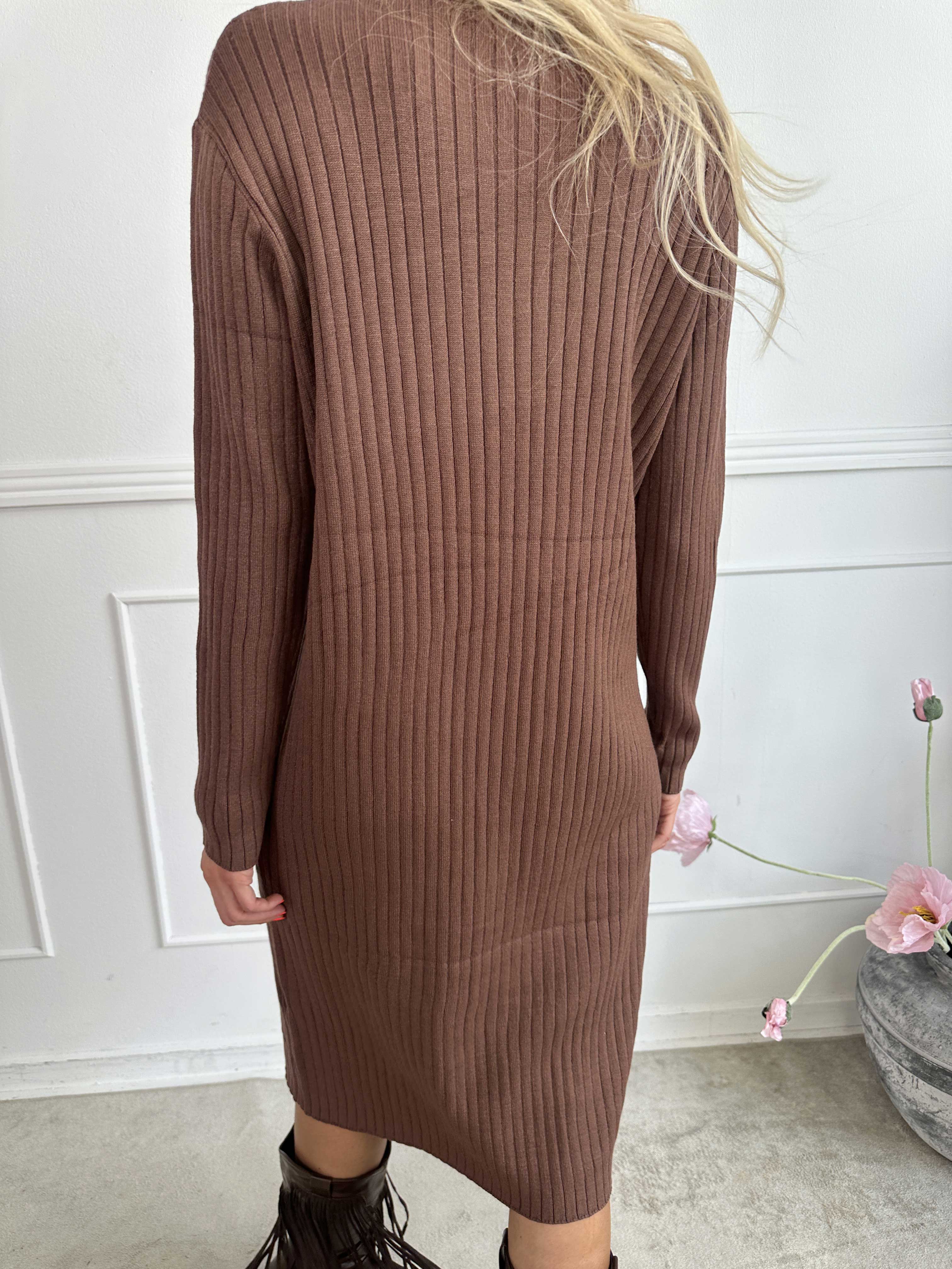 Livunn - Blød elastisk strikkjole med rib