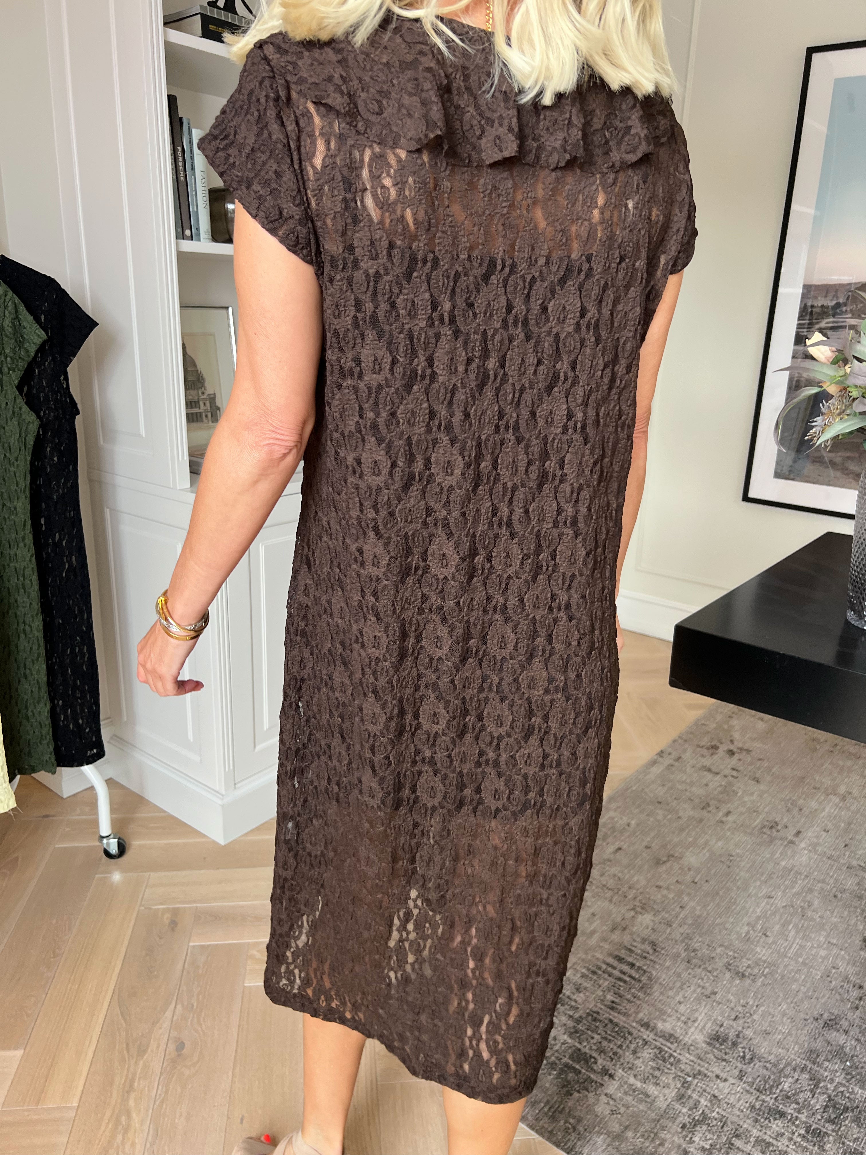 Liza - Plus size kjole i blød, transparent blonde med en fin flæsedetalje foran