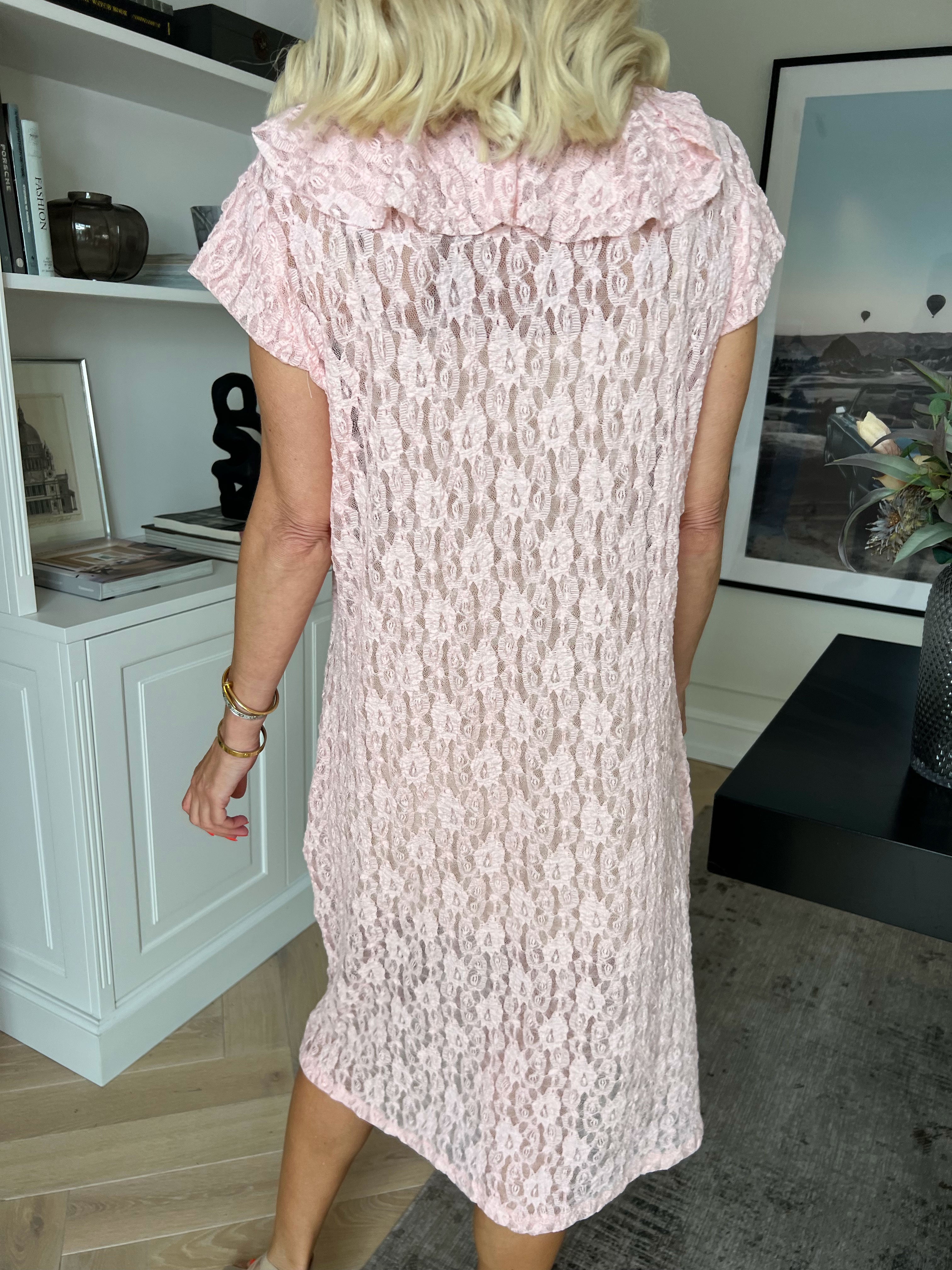 Liza - Plus size kjole i blød, transparent blonde med en fin flæsedetalje foran