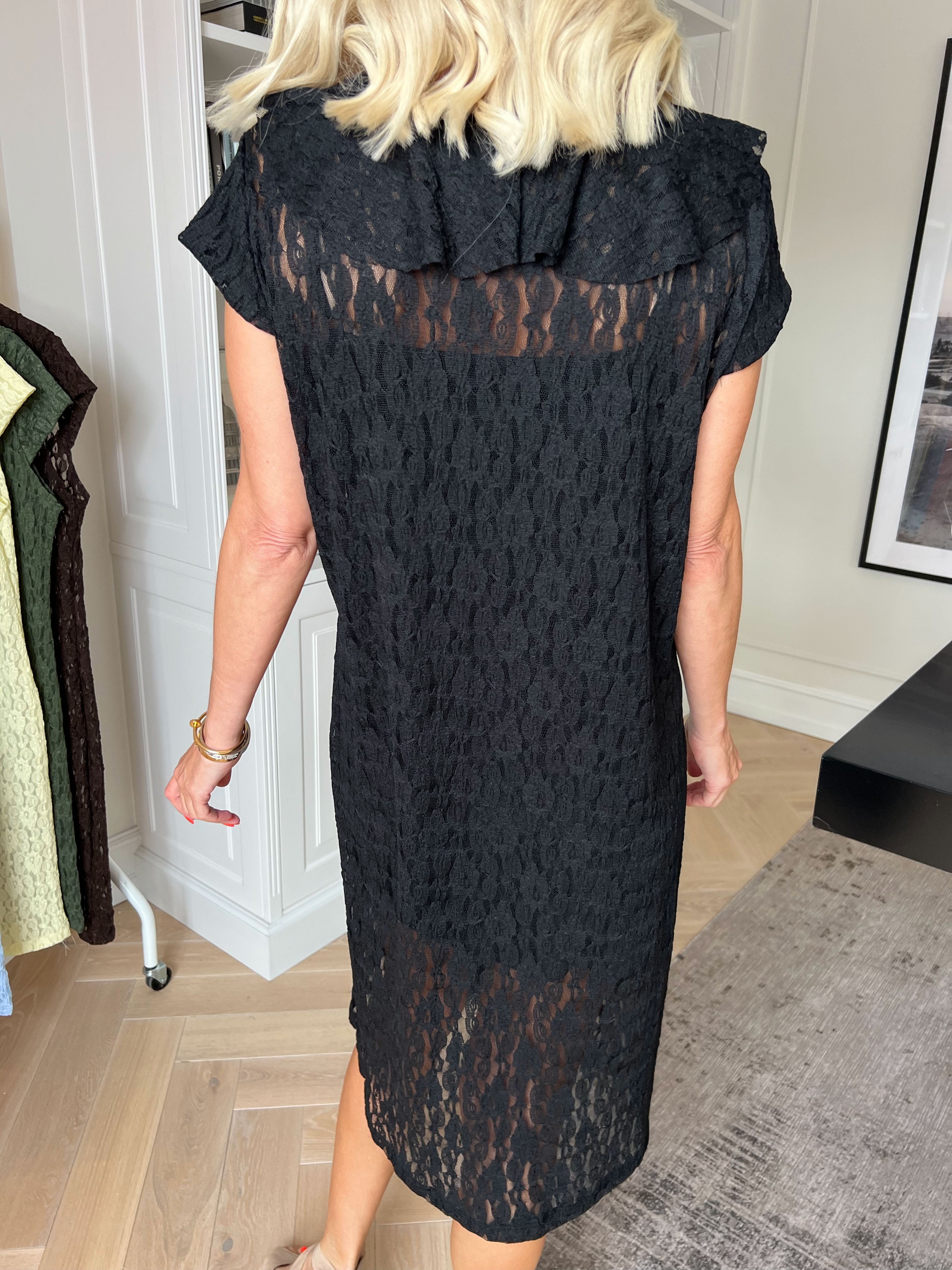 Liza - Plus size kjole i blød, transparent blonde med en fin flæsedetalje foran