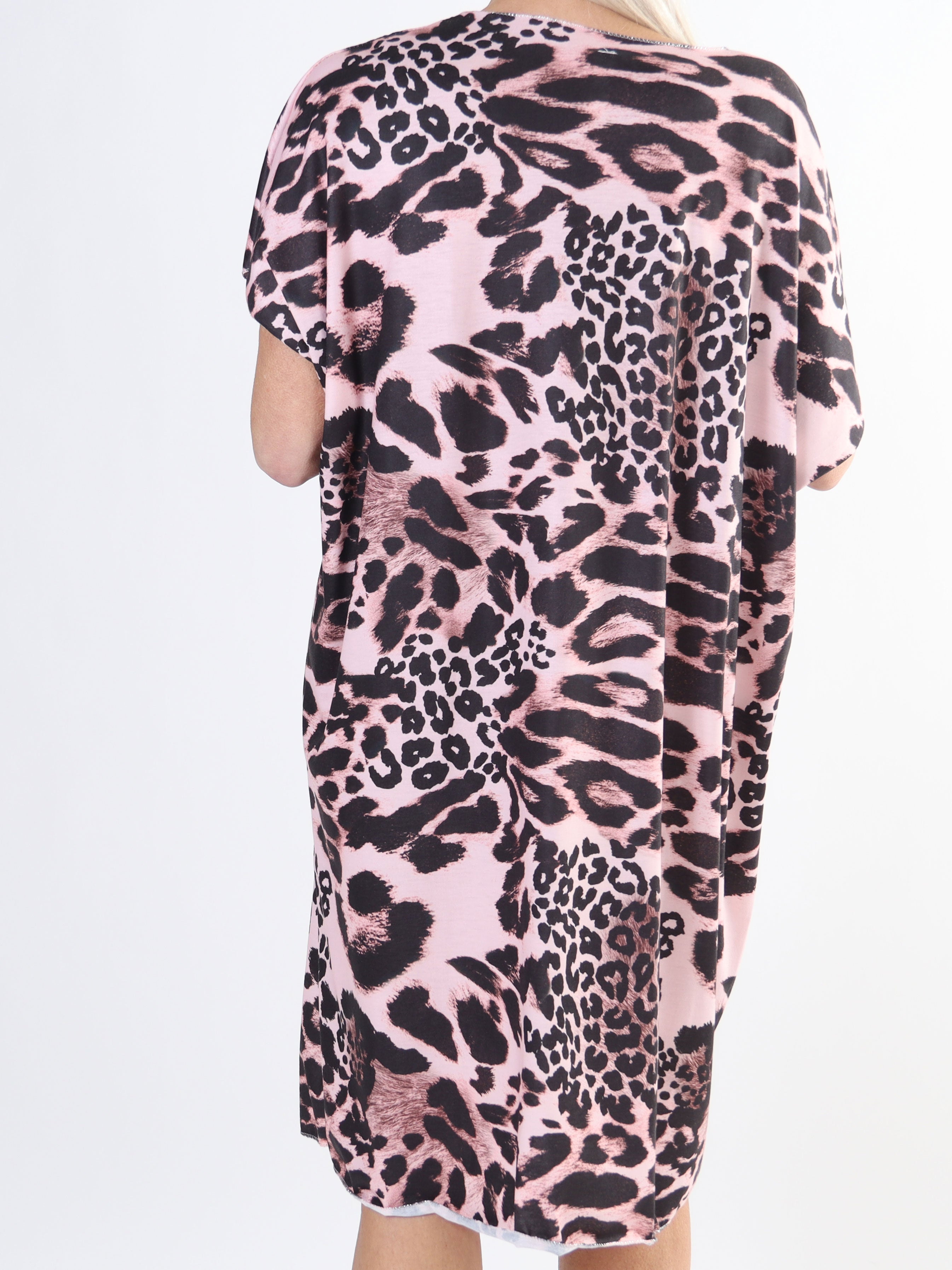 Lizzie - Meget blød plus size kjole i dyreprint med v-hals