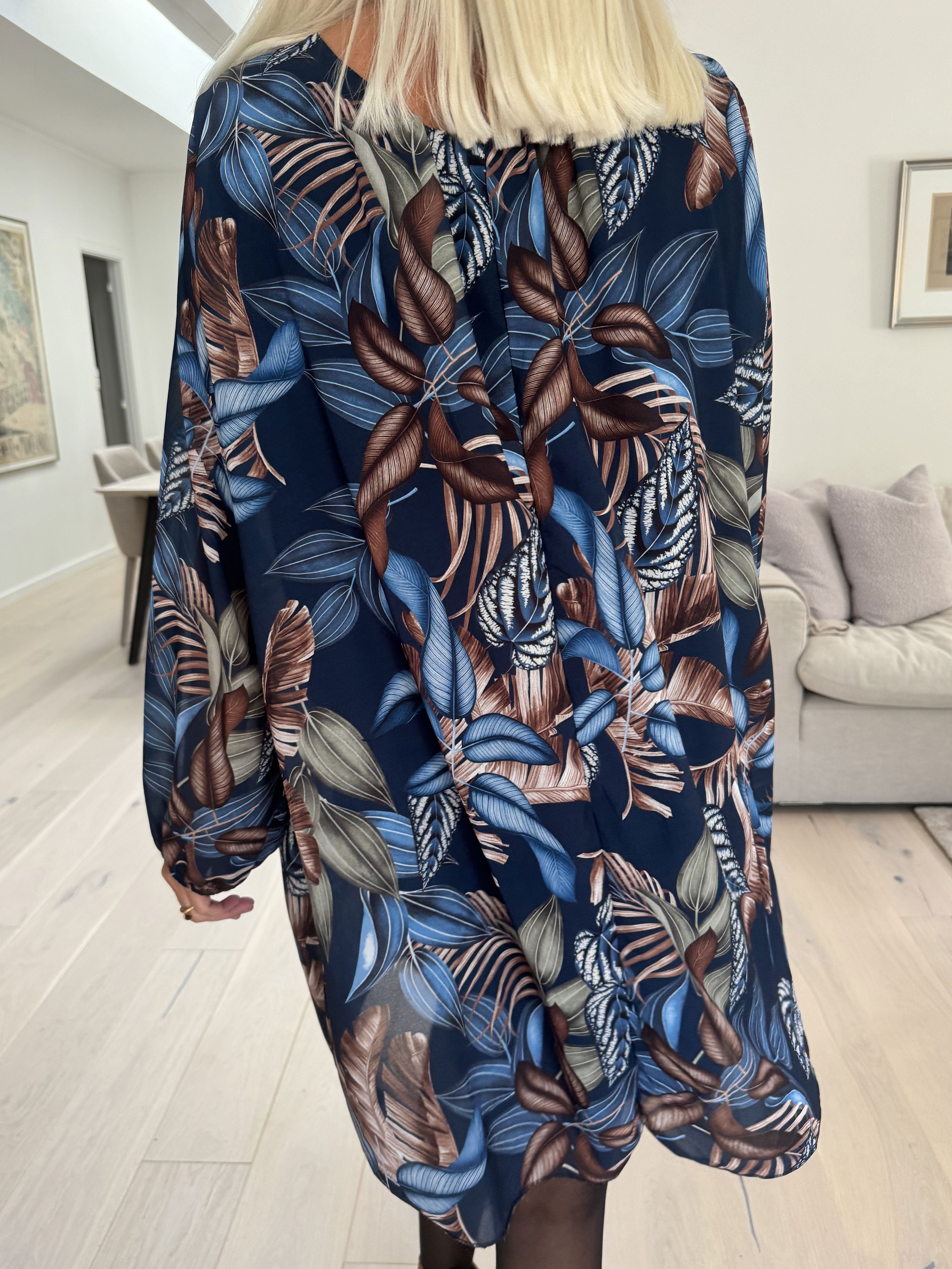 Lola - Sød tunikakjole med bladmønster