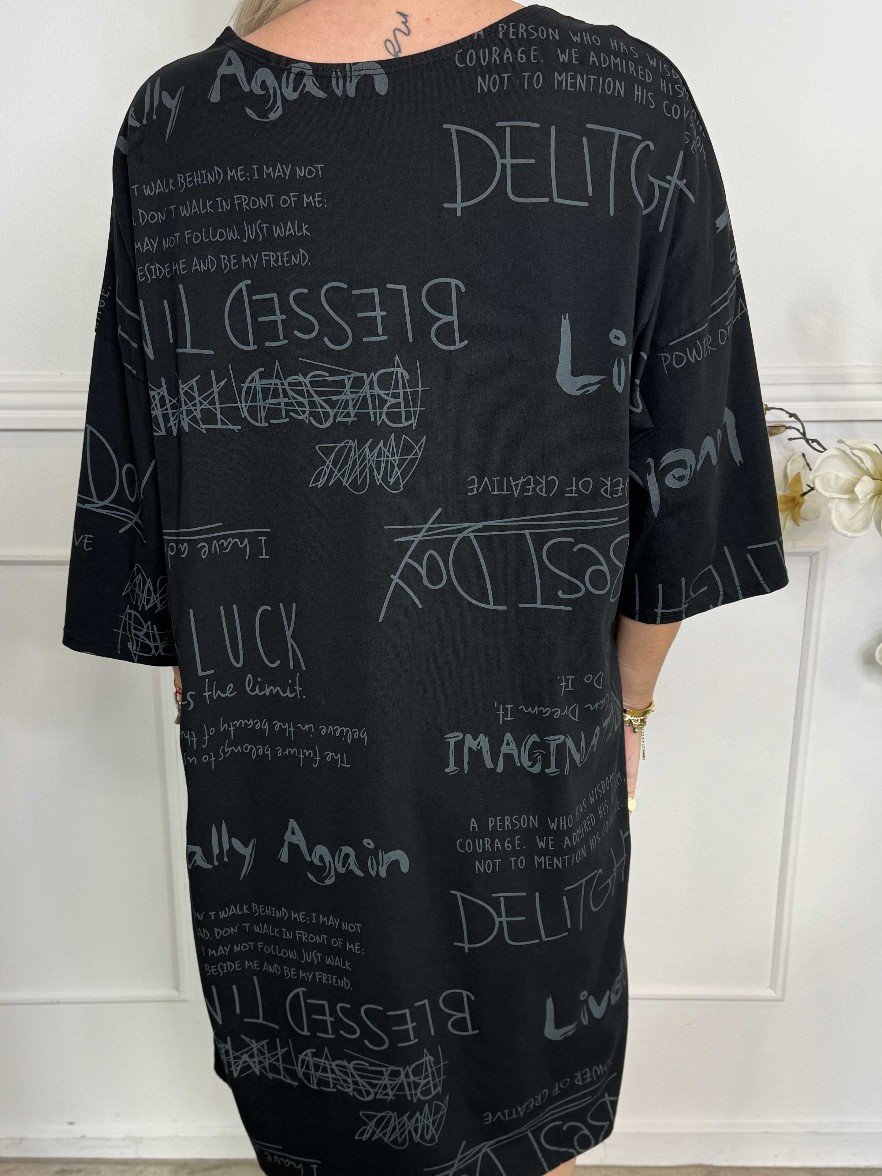 Lora - T-shirt kjole med tekst