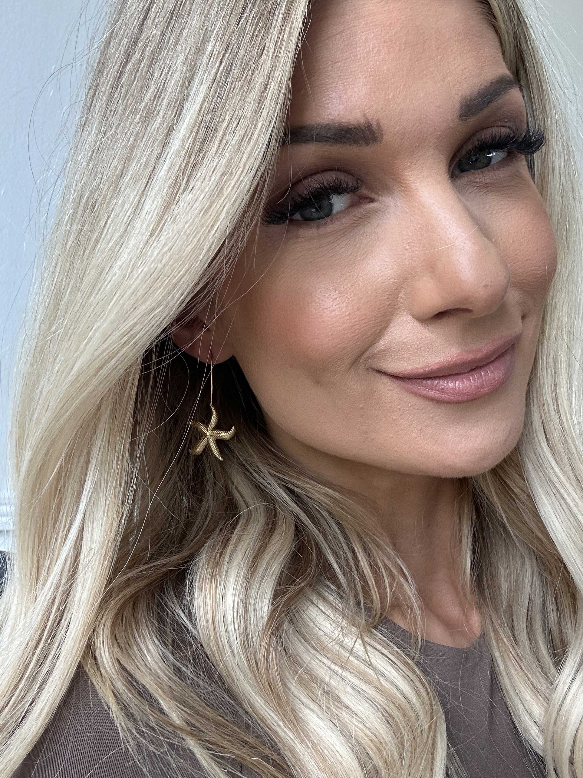 Lottie - Guldfarvede øreringe med søstjerne vedhæng