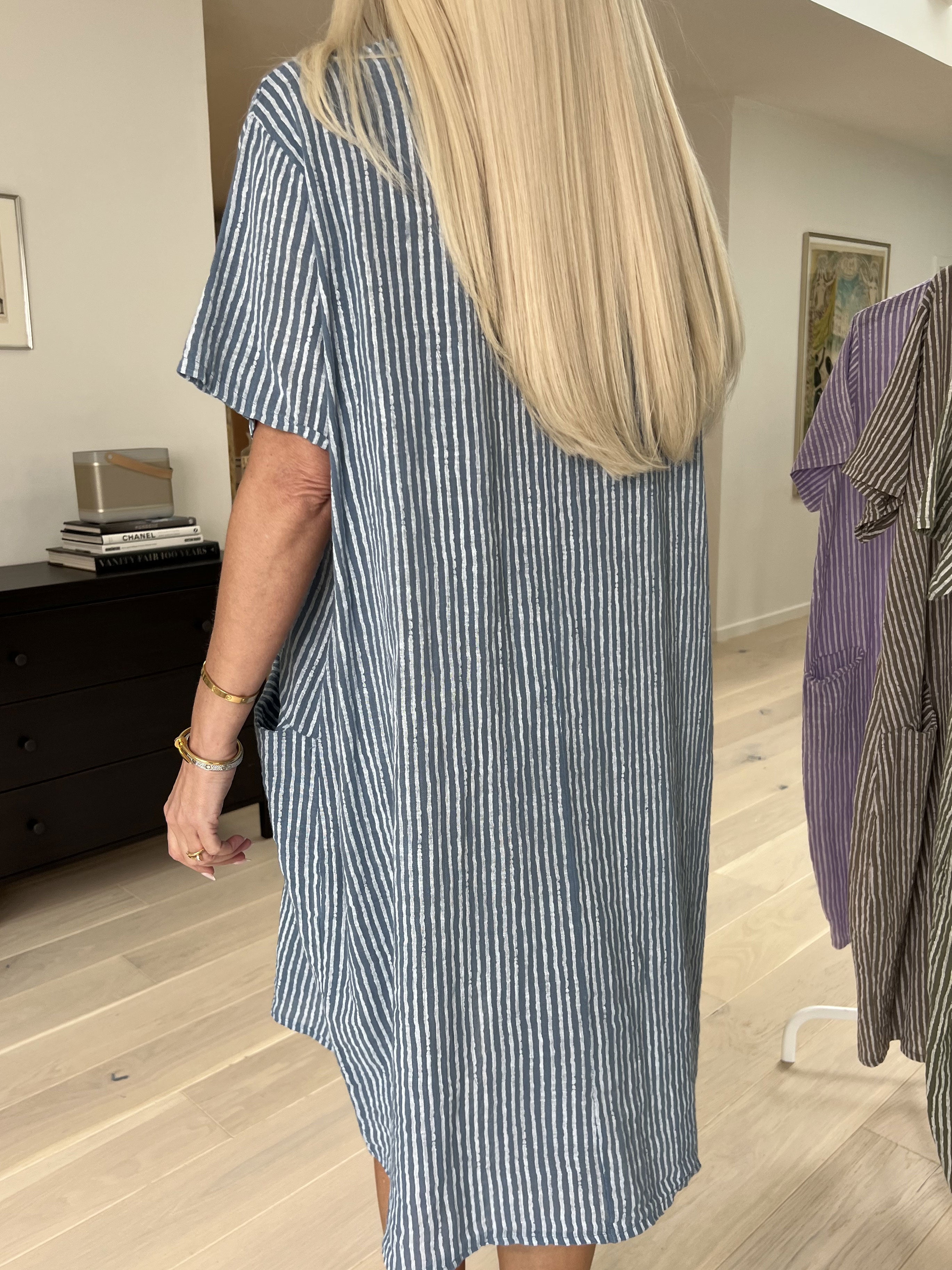 Louise - Fin stribet kjole i hørlignende stof i bomuld