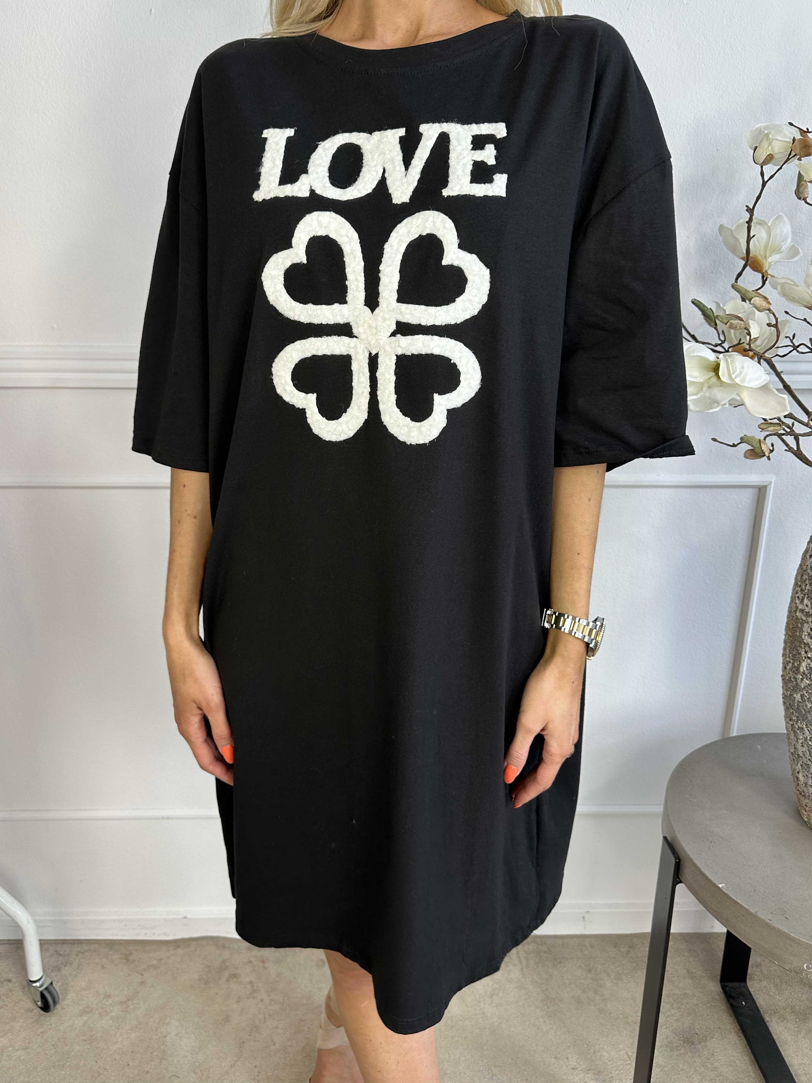 Love - T-shirtkjole i bomuld med skrift og hjerter foran