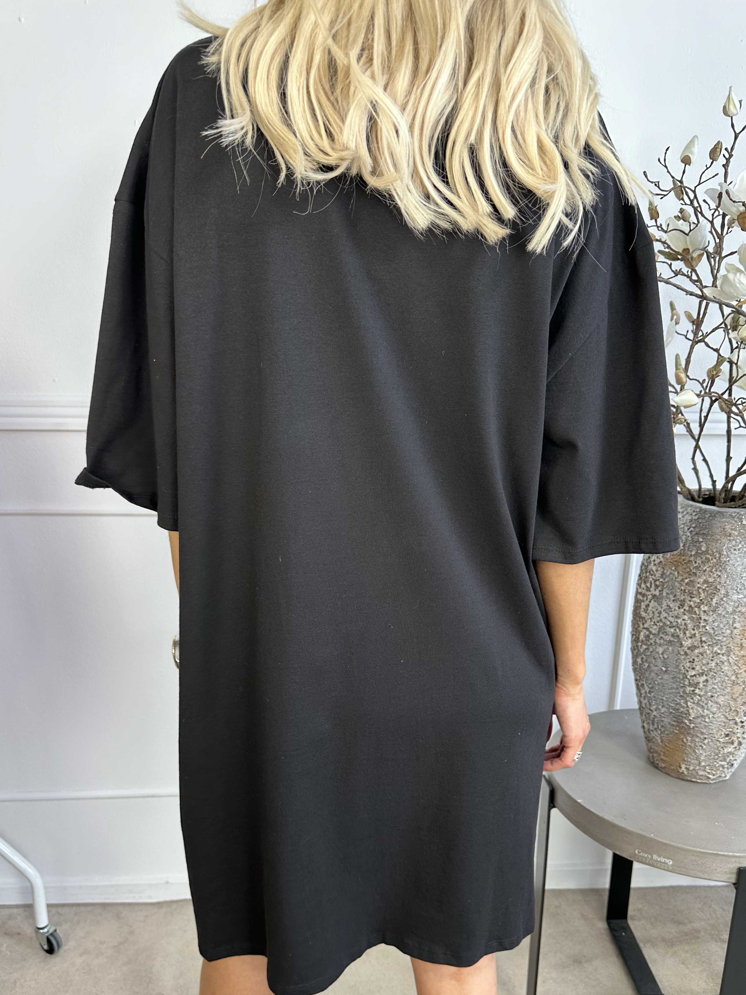 Love - T-shirtkjole i bomuld med skrift og hjerter foran