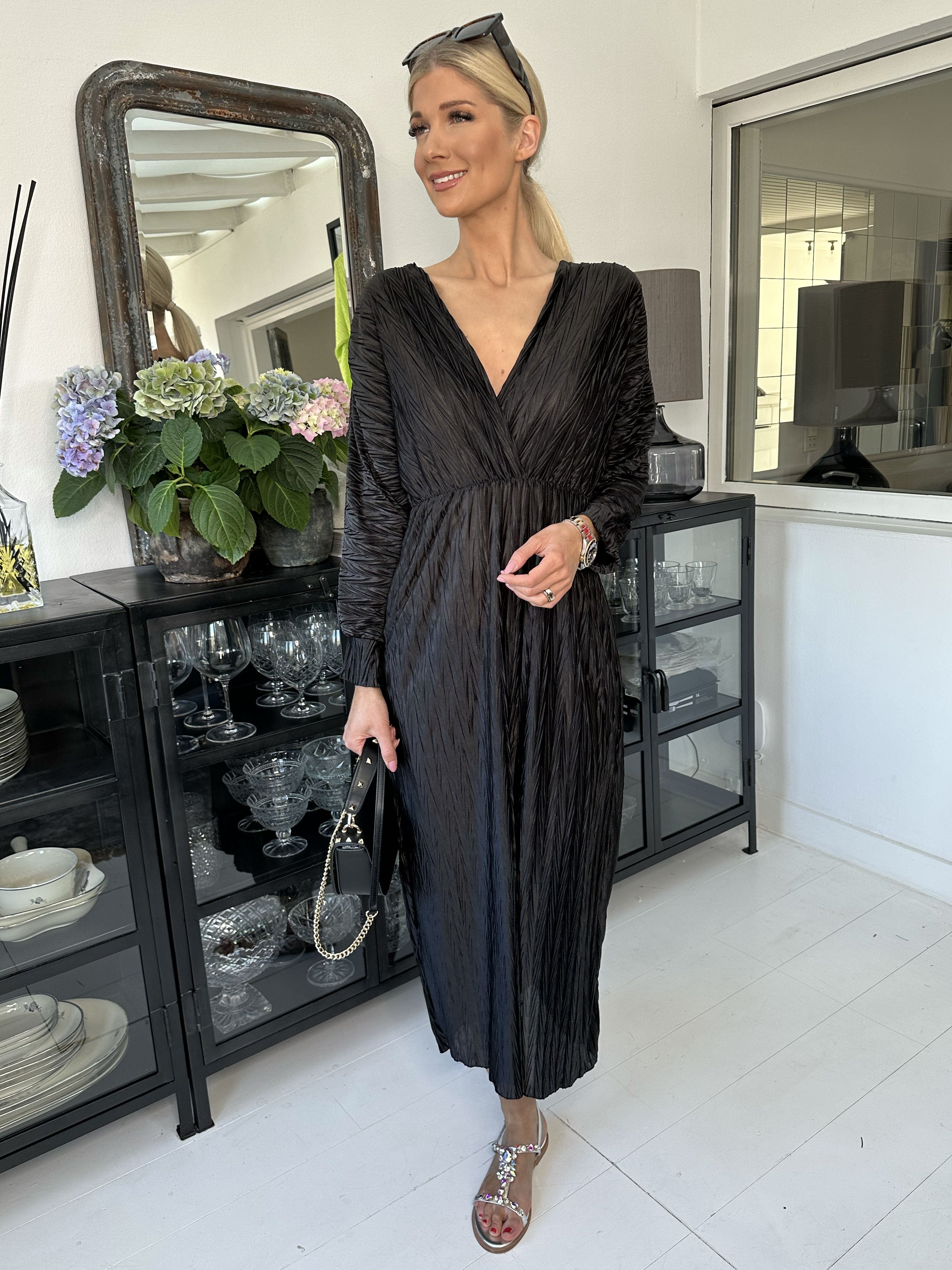 Love - Lang smuk plisseret kjole i shiny stof