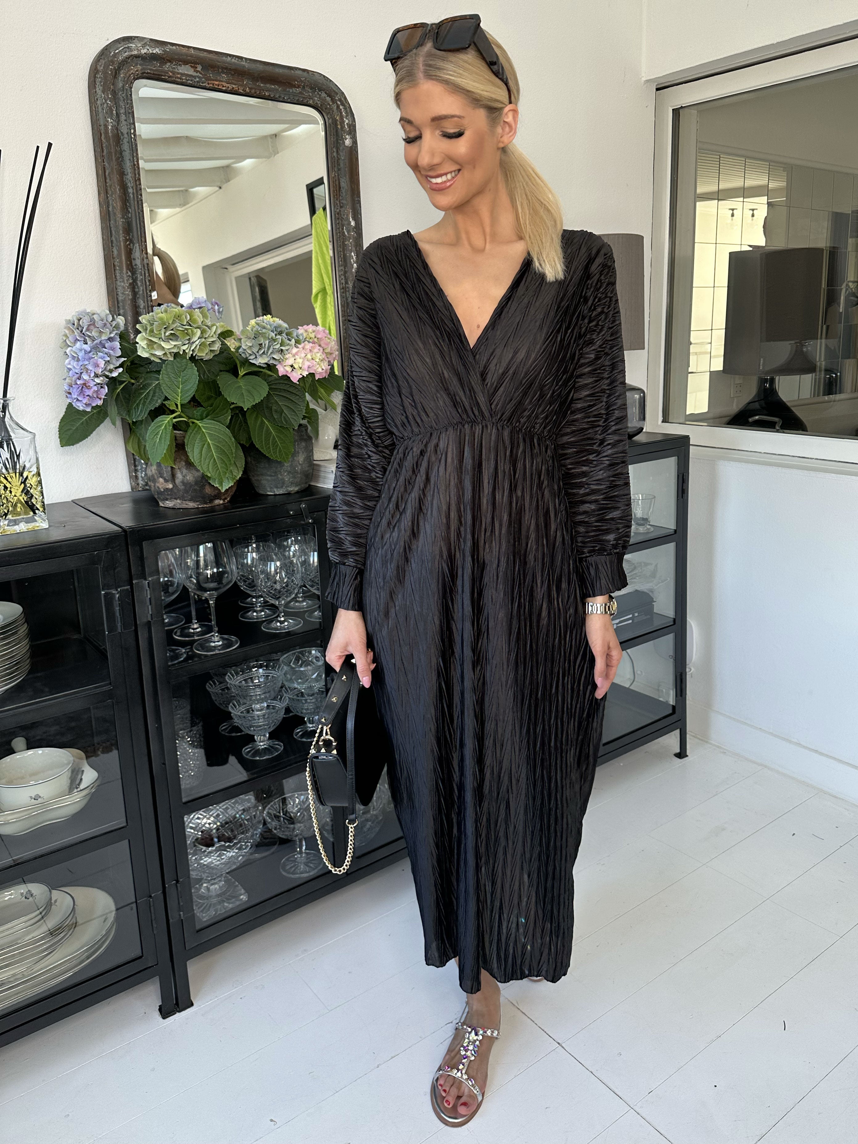 Love - Lang smuk plisseret kjole i shiny stof