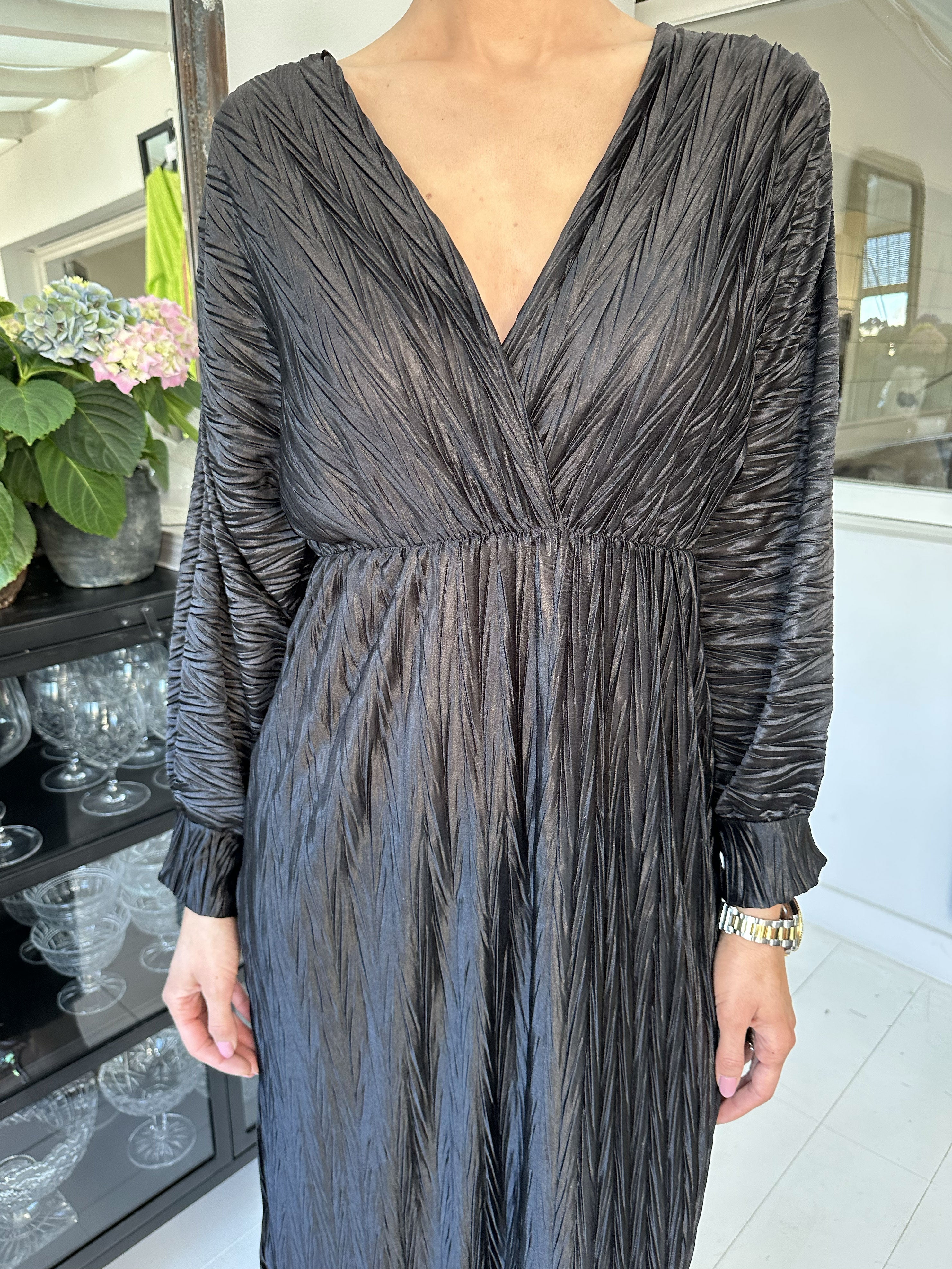 Love - Lang smuk plisseret kjole i shiny stof