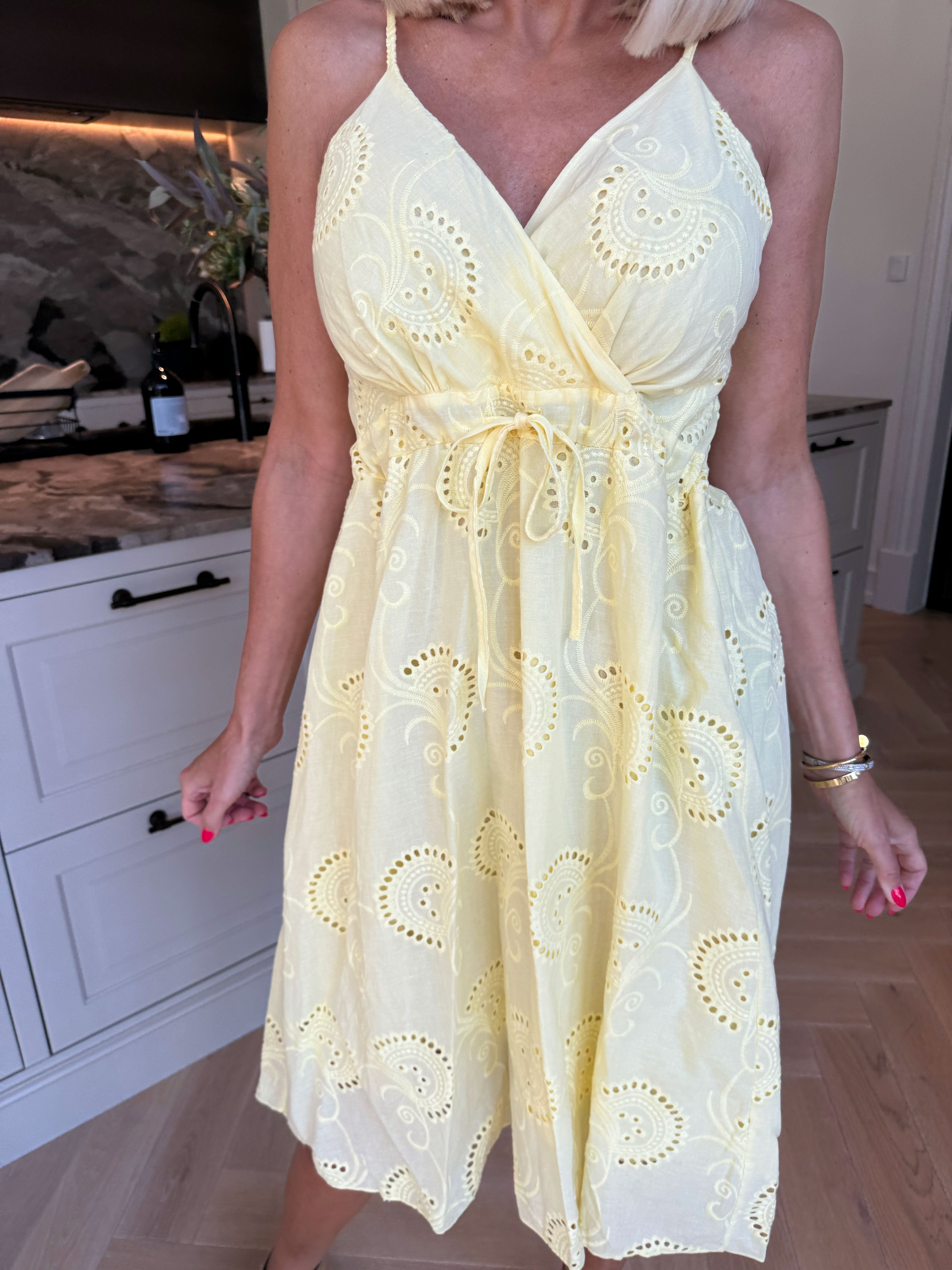Lovisa Short - Feminin stropkjole med broderie anglaise og snøre under brystet