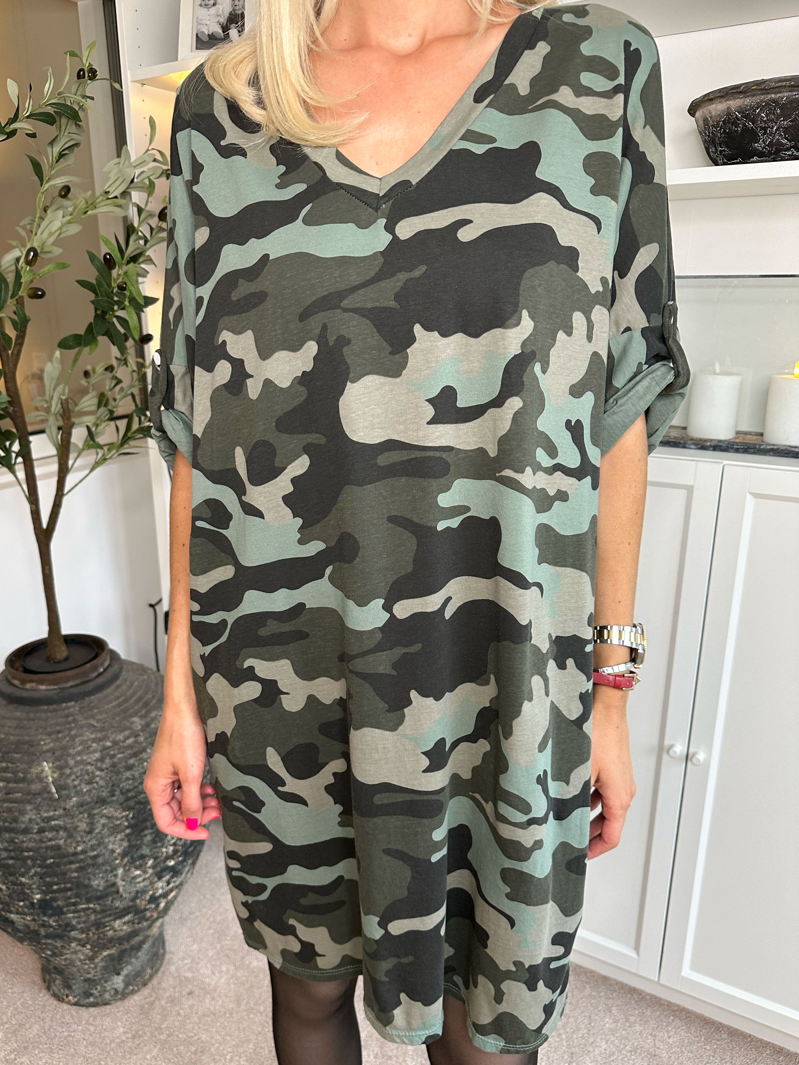 Juliana - Camouflage kjole i bomuld med v-udskæring