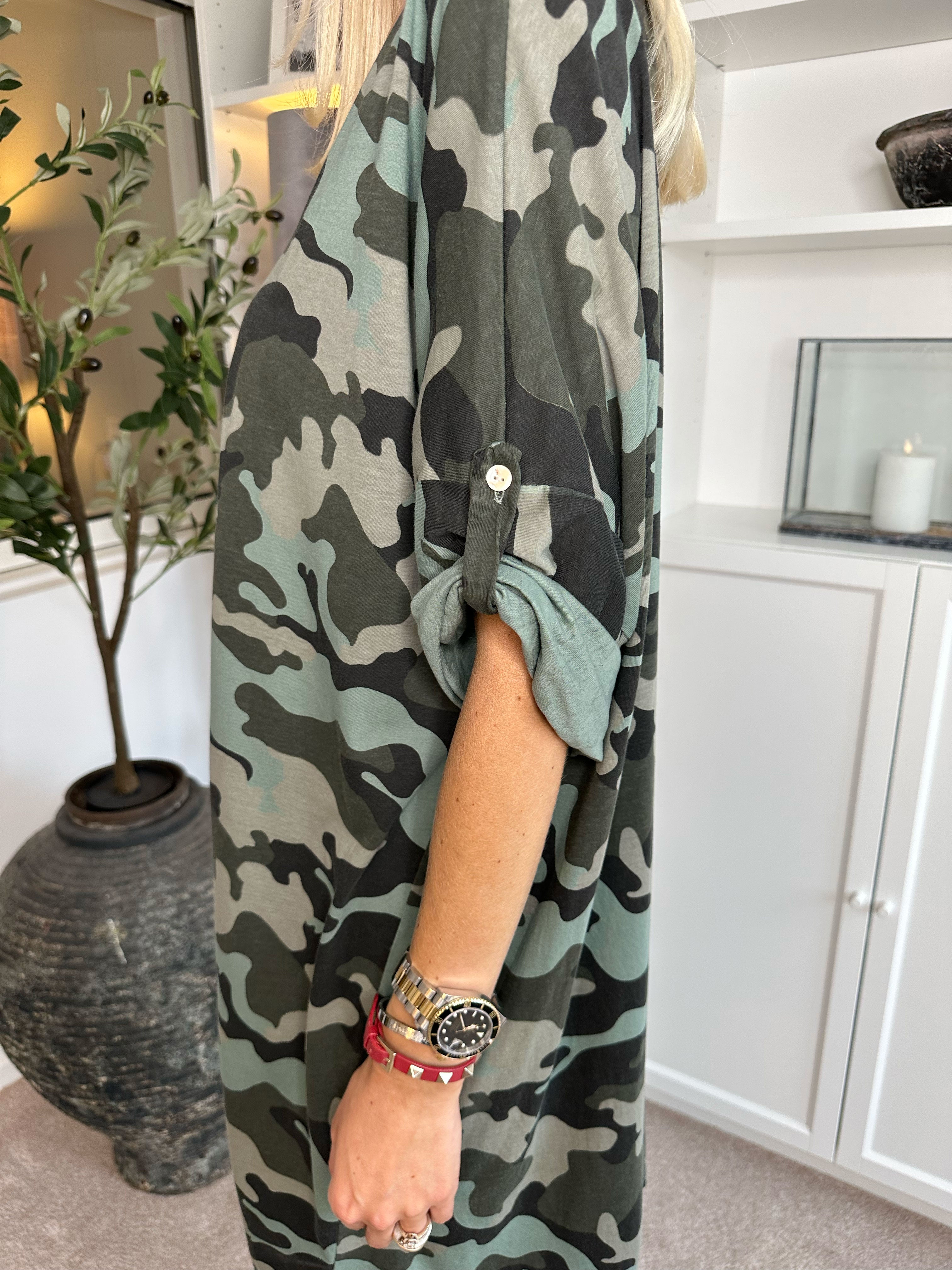 Juliana - Camouflage kjole i bomuld med v-udskæring