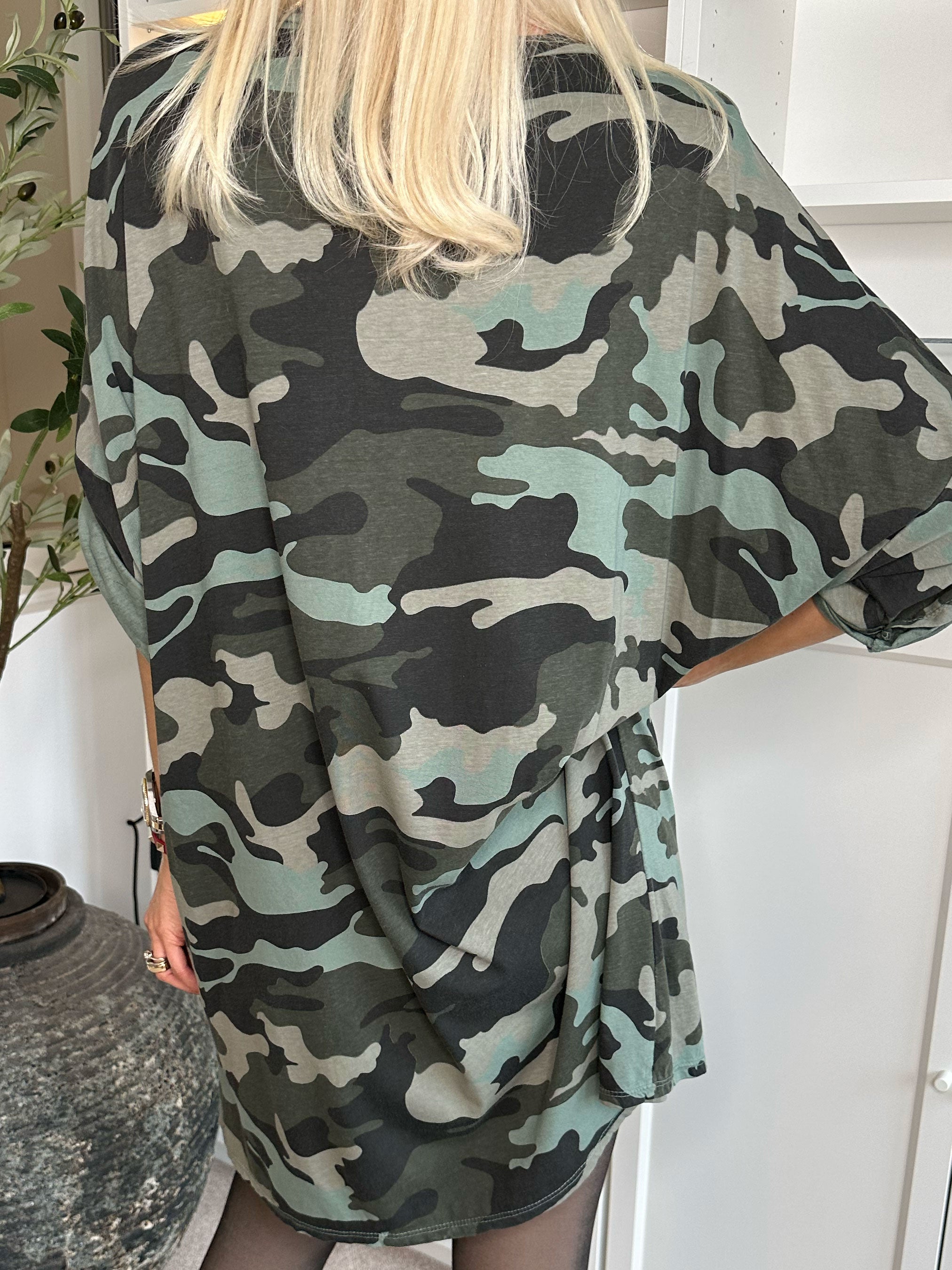 Juliana - Camouflage kjole i bomuld med v-udskæring