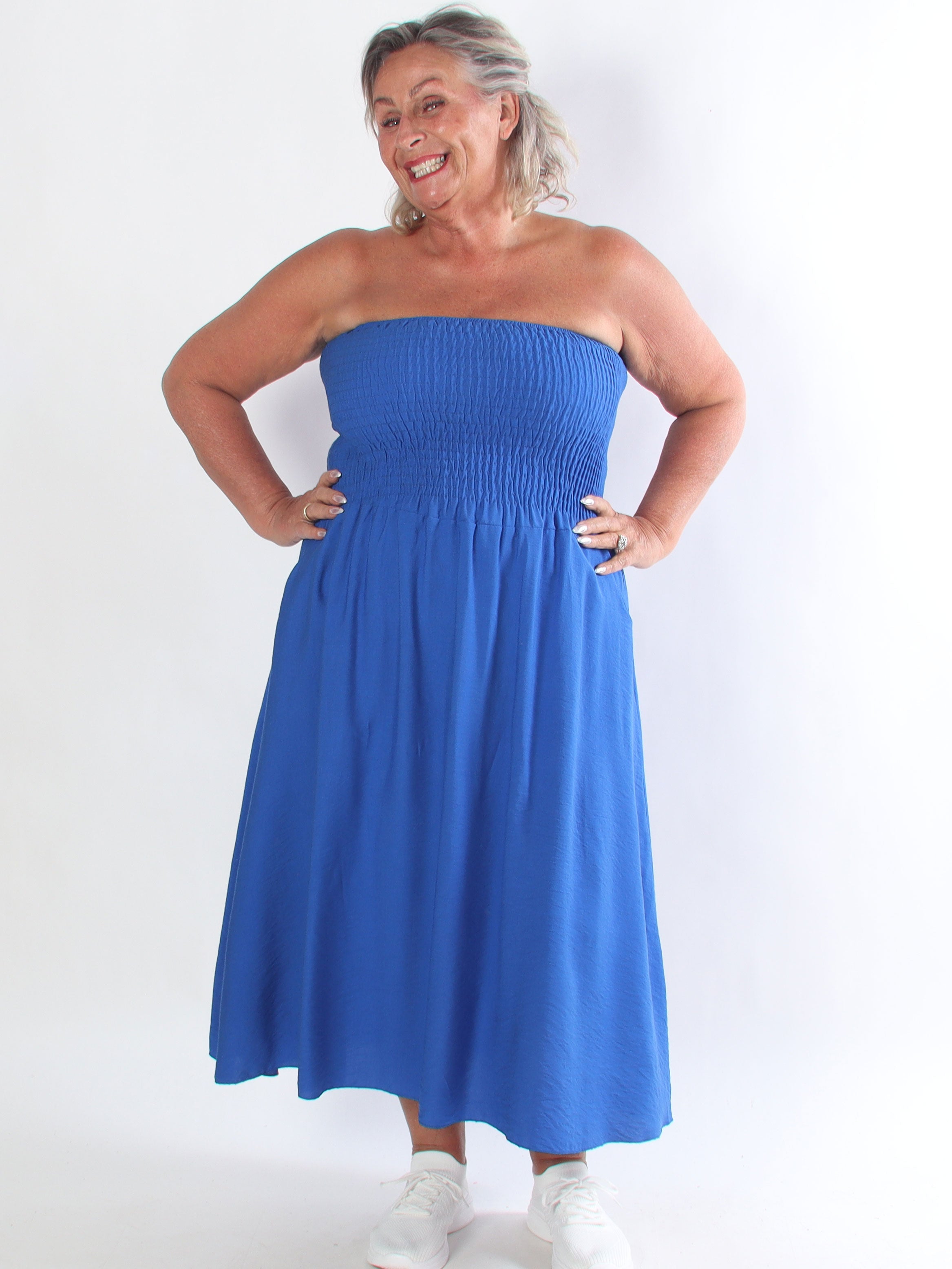 Lucianda - Stropløs plus size kjole i viskose med smock og lommer