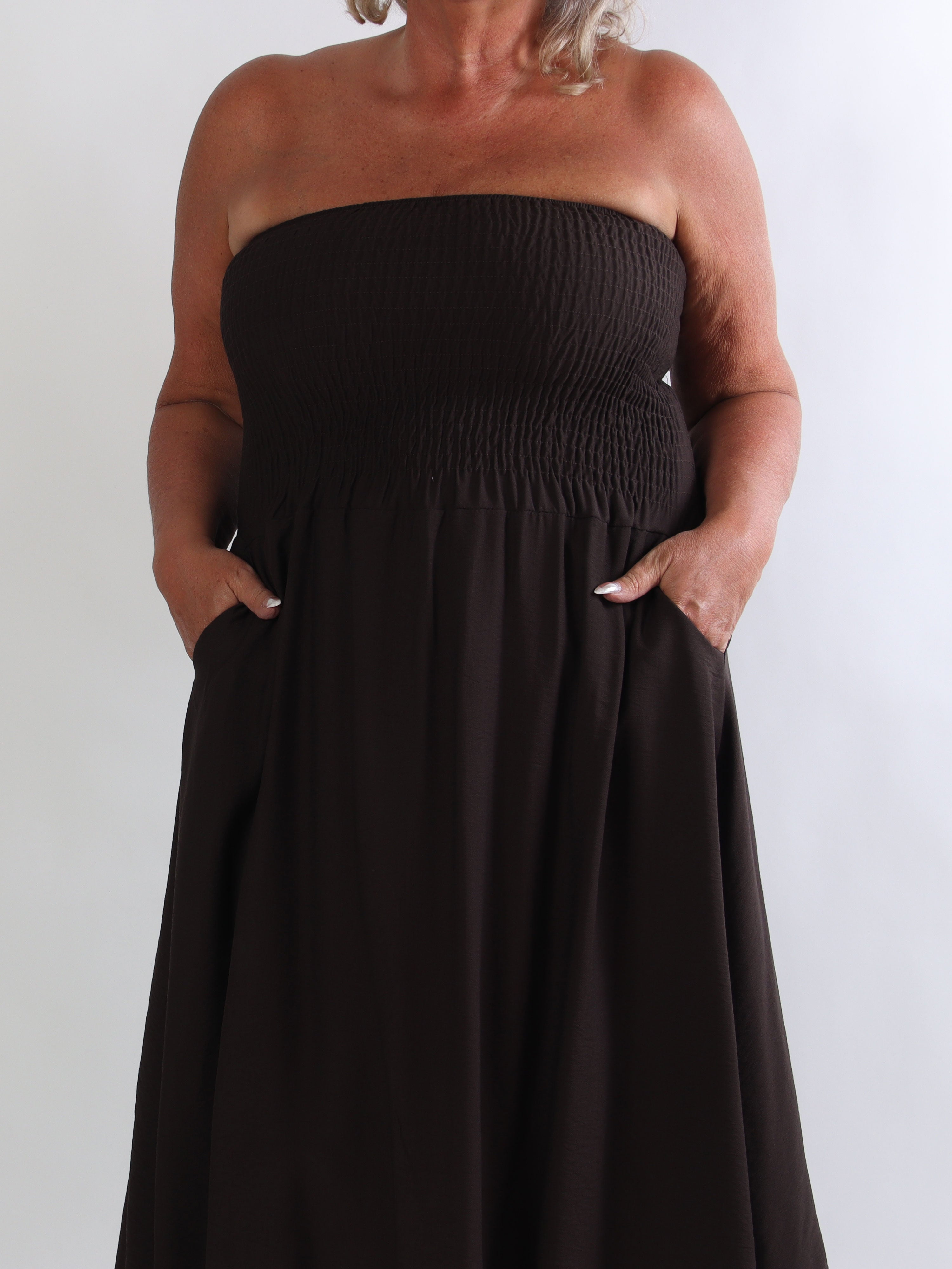 Lucianda - Stropløs plus size kjole i viskose med smock og lommer