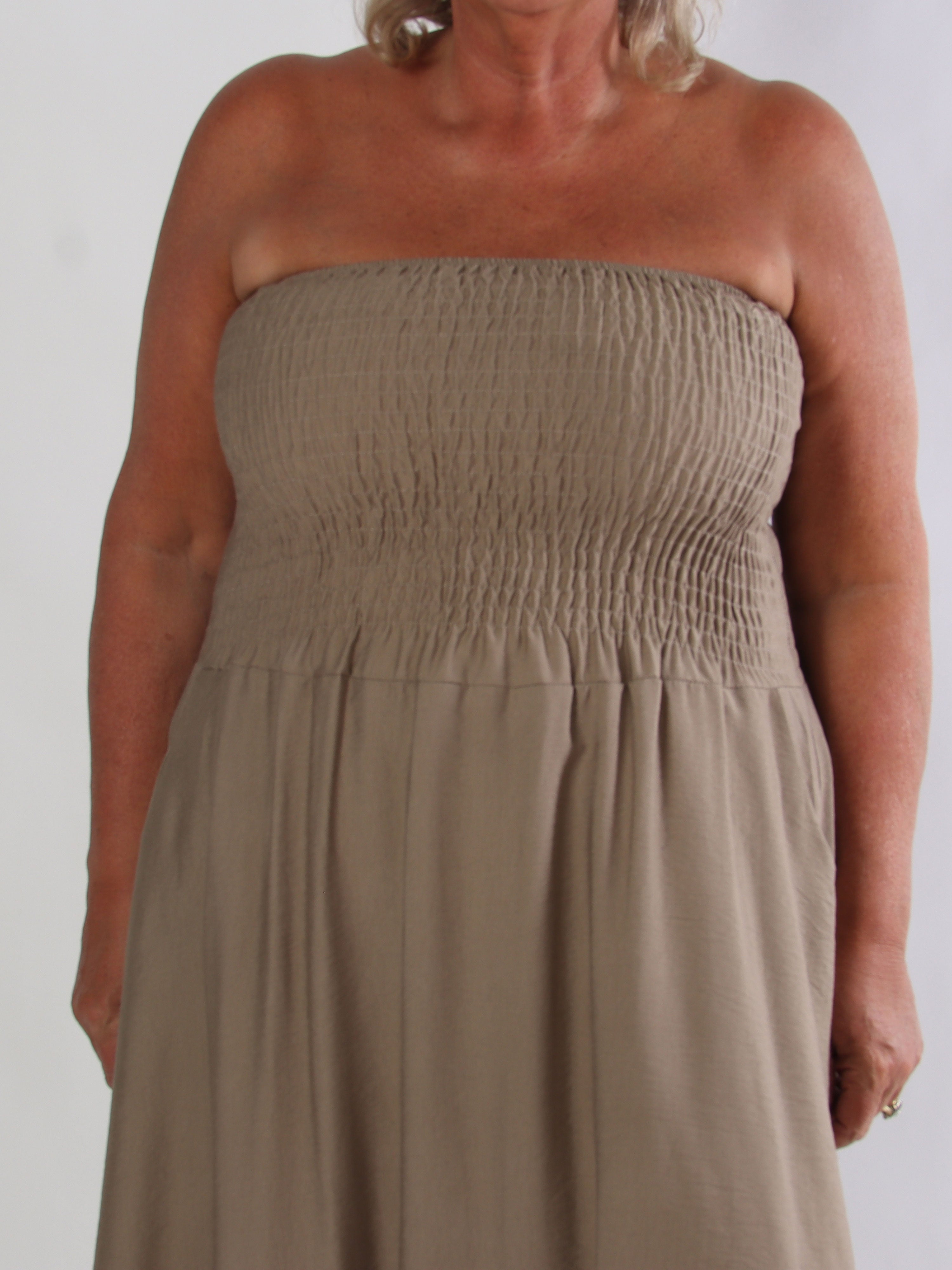 Lucianda - Stropløs plus size kjole i viskose med smock og lommer