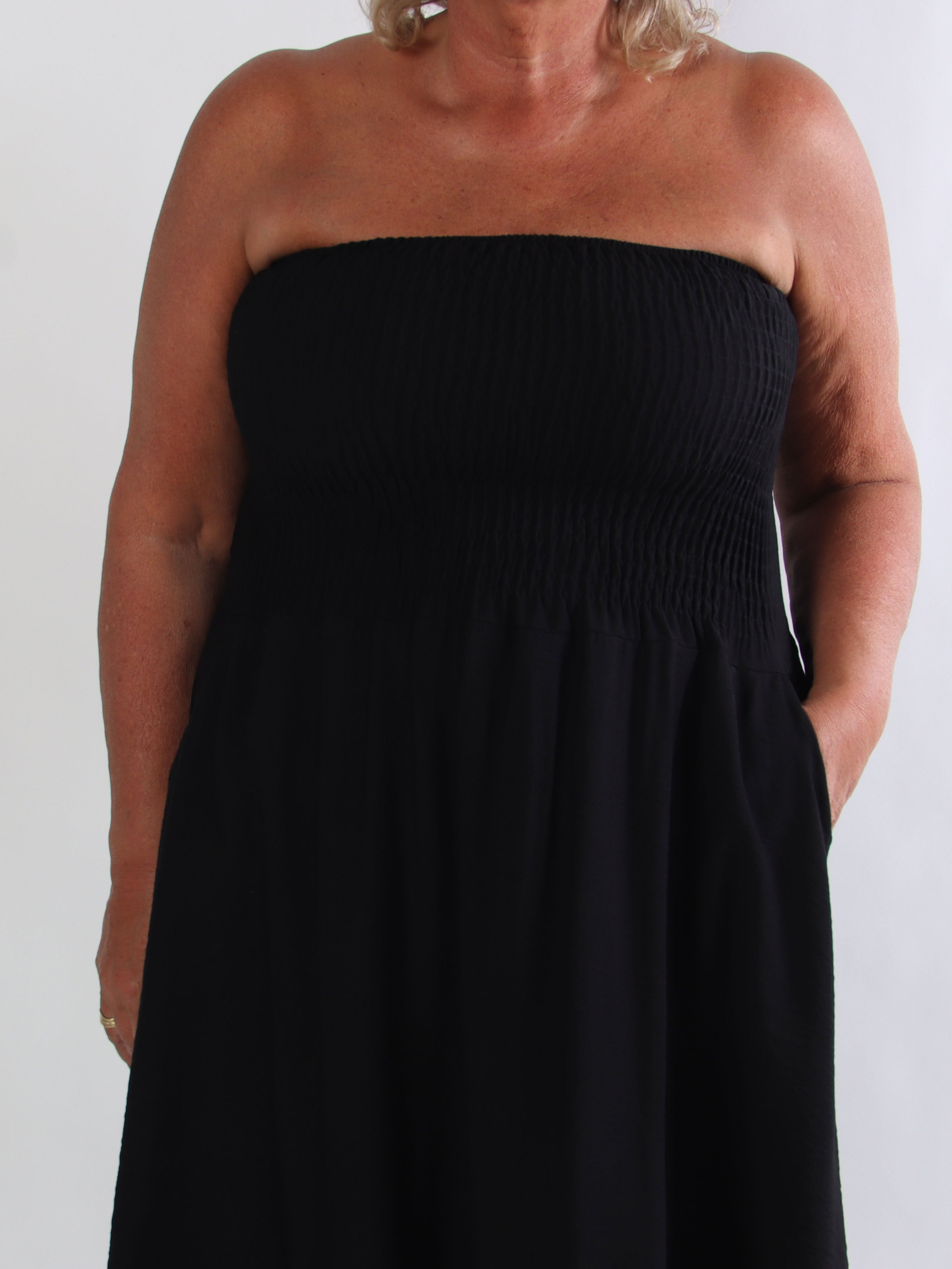 Lucianda - Stropløs plus size kjole i viskose med smock og lommer