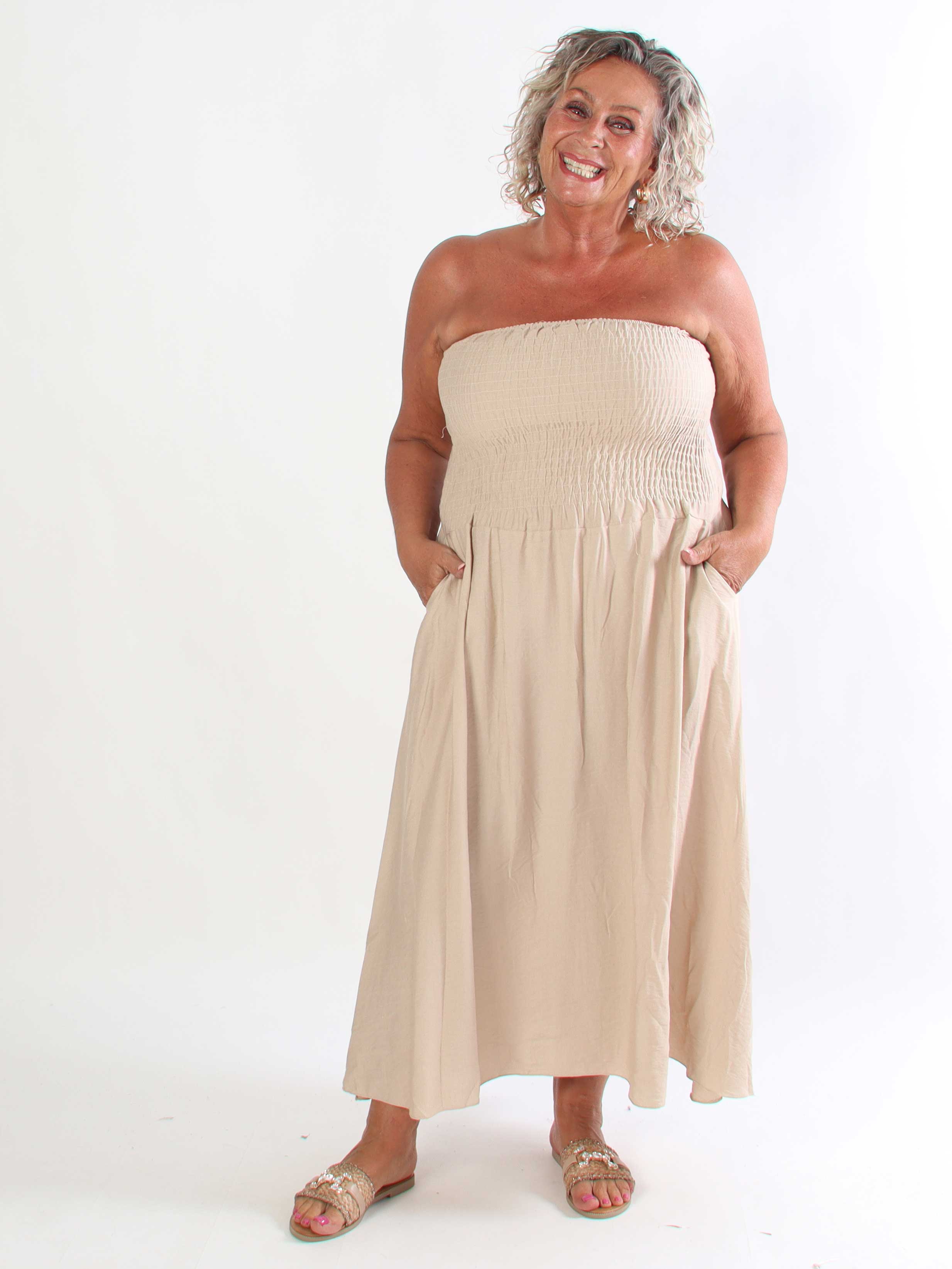 Lucianda - Stropløs plus size kjole i viskose med smock og lommer