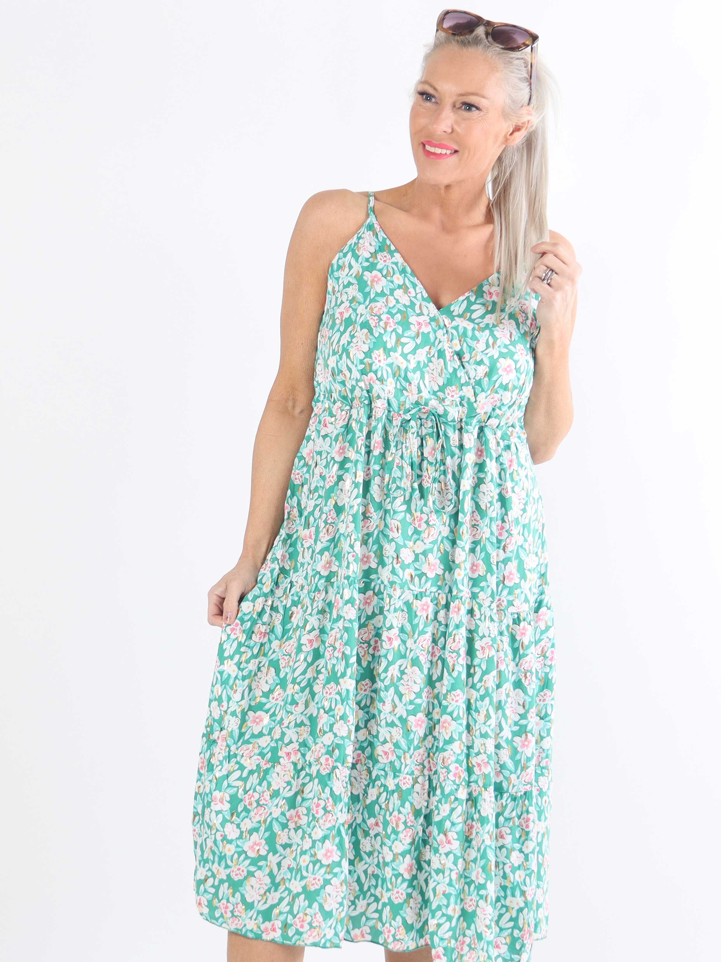 Lucie Small Flower Short - Plus size stropkjole i blomsterprint med v-udskæring