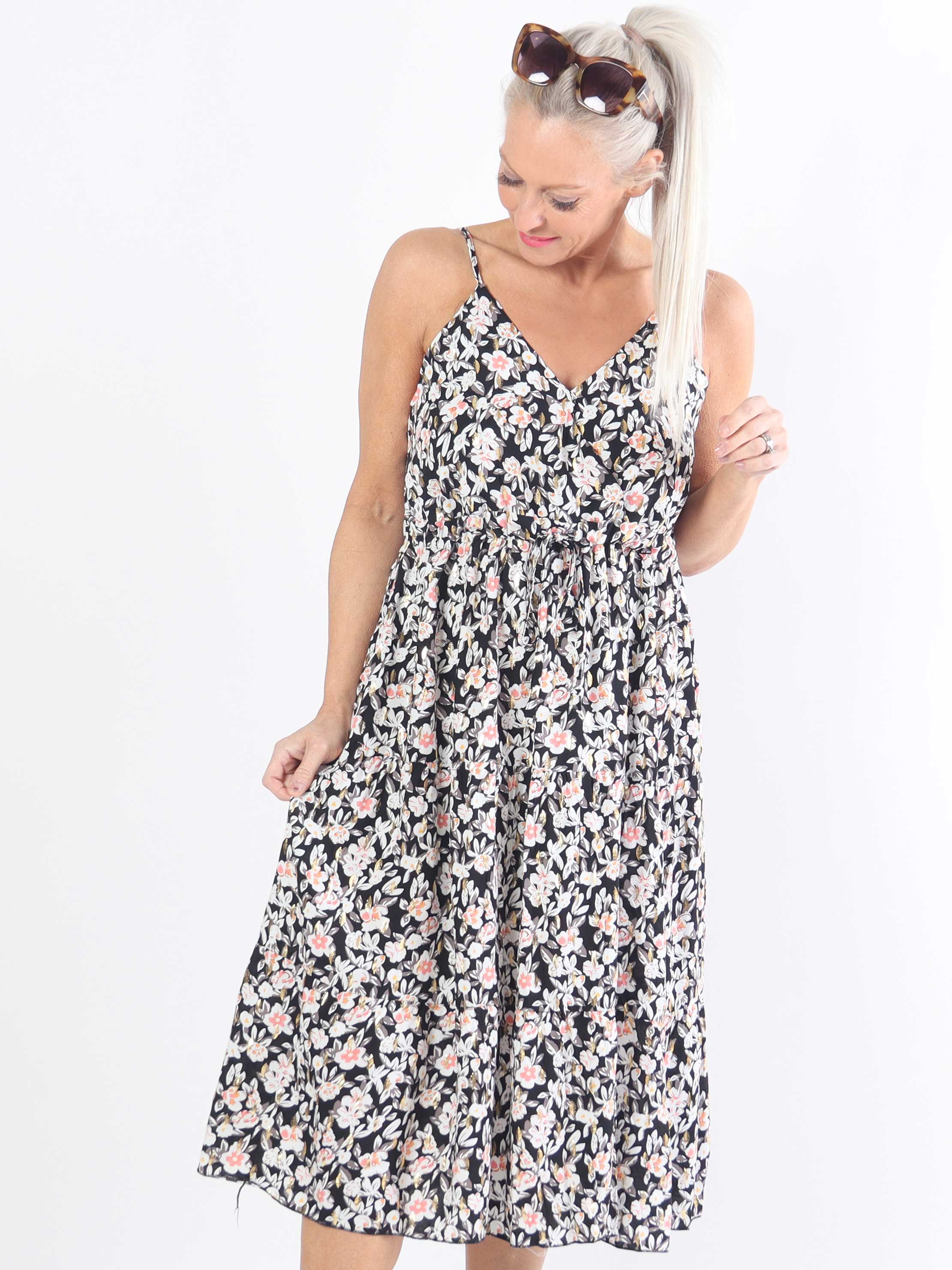 Lucie Small Flower Short - Plus size stropkjole i blomsterprint med v-udskæring