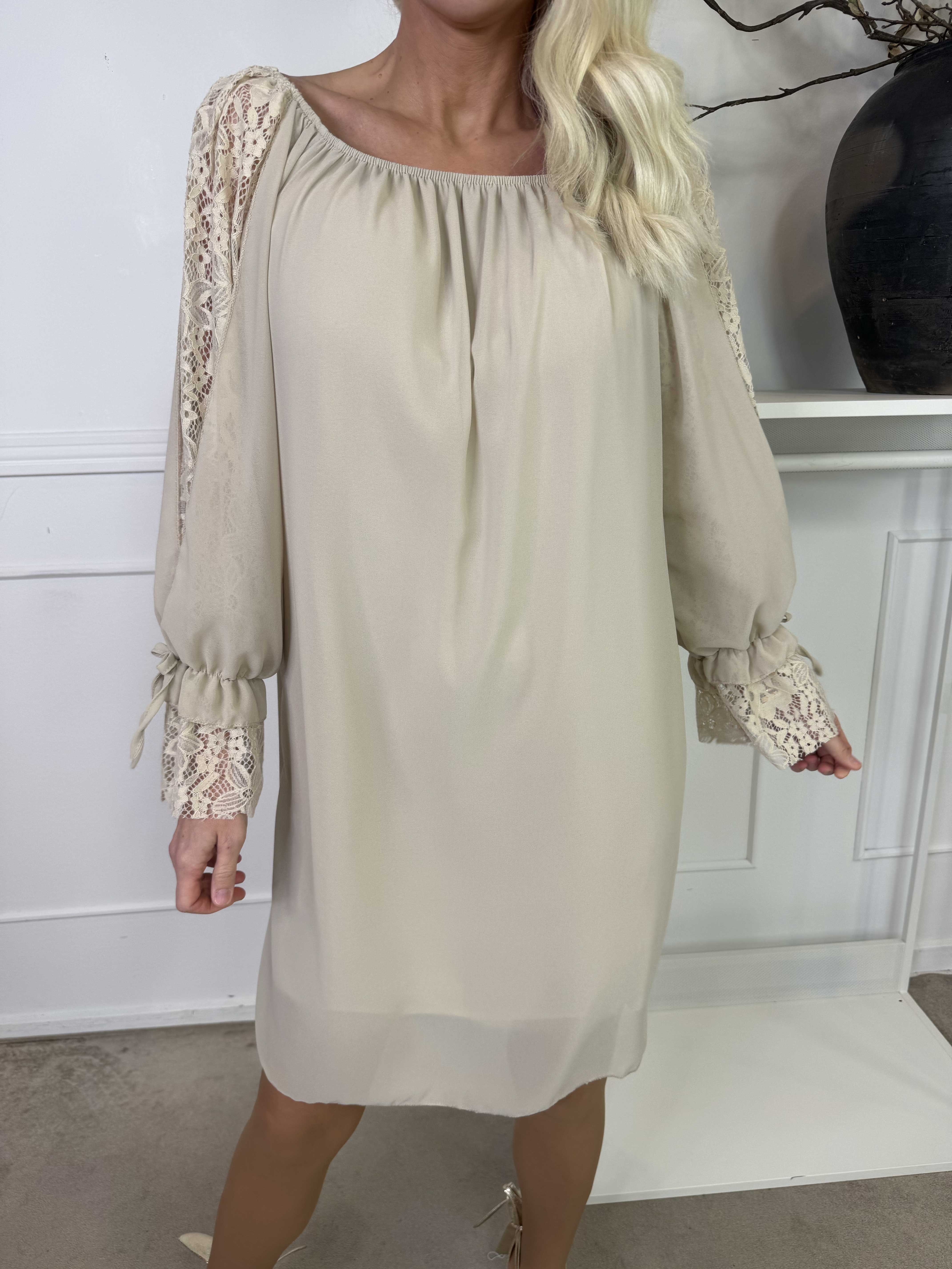 Lupita - Tunikakjole med blondeærmer