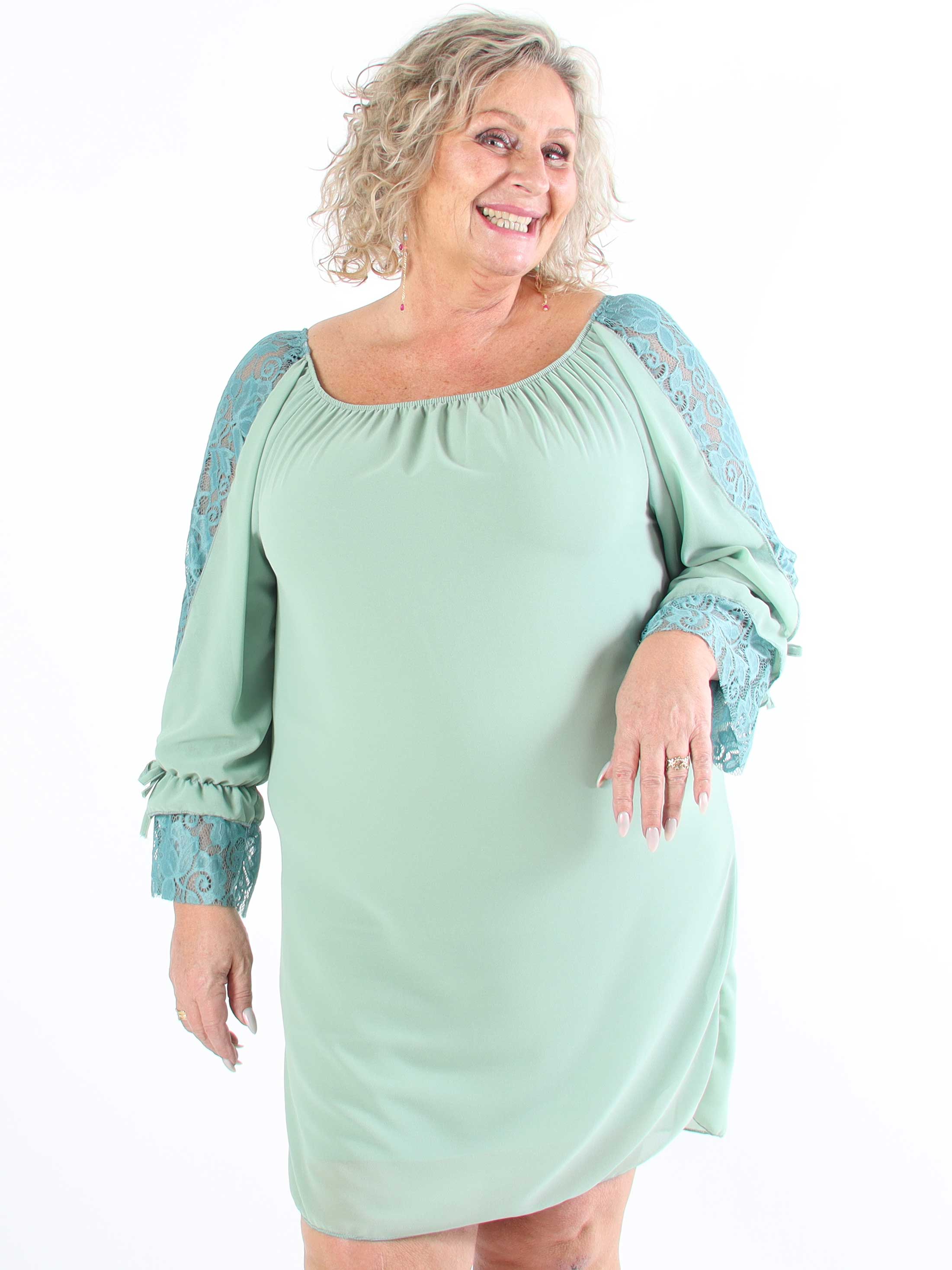 Lupita - Plussize tunikakjole med blondeærmer