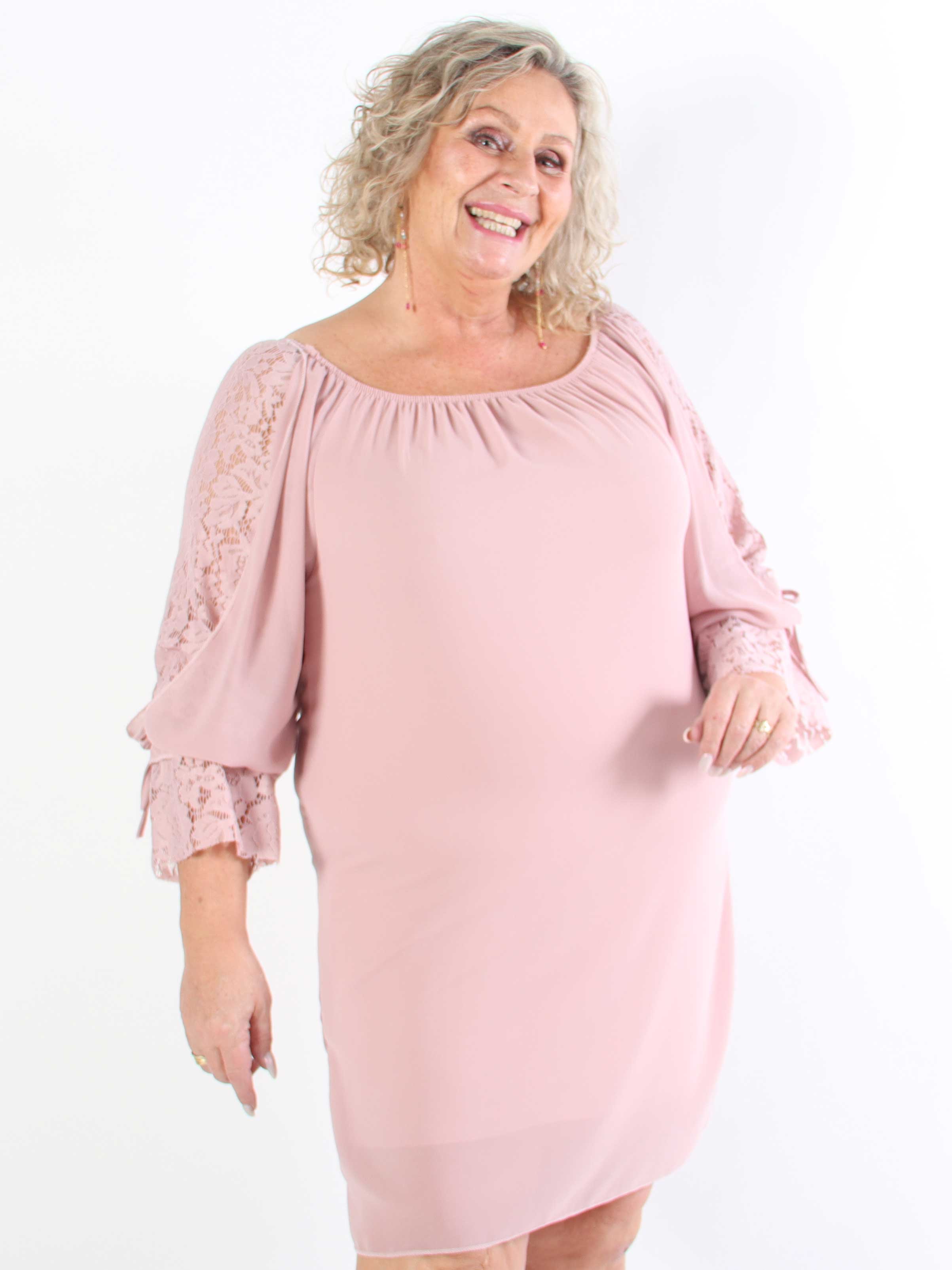 Lupita - Plussize tunikakjole med blondeærmer