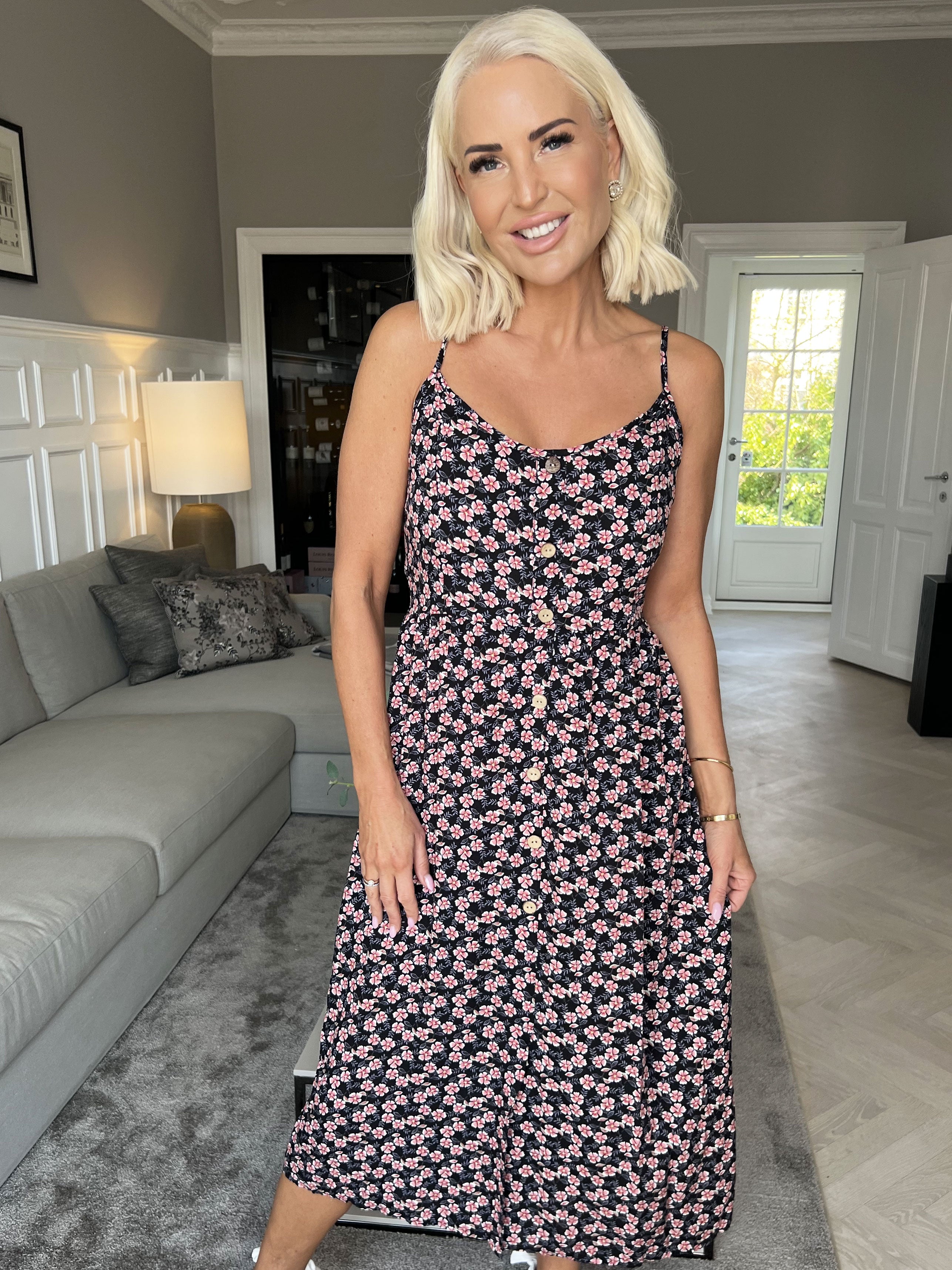 Lykke Flower - Sød stropkjole med blomsterprint