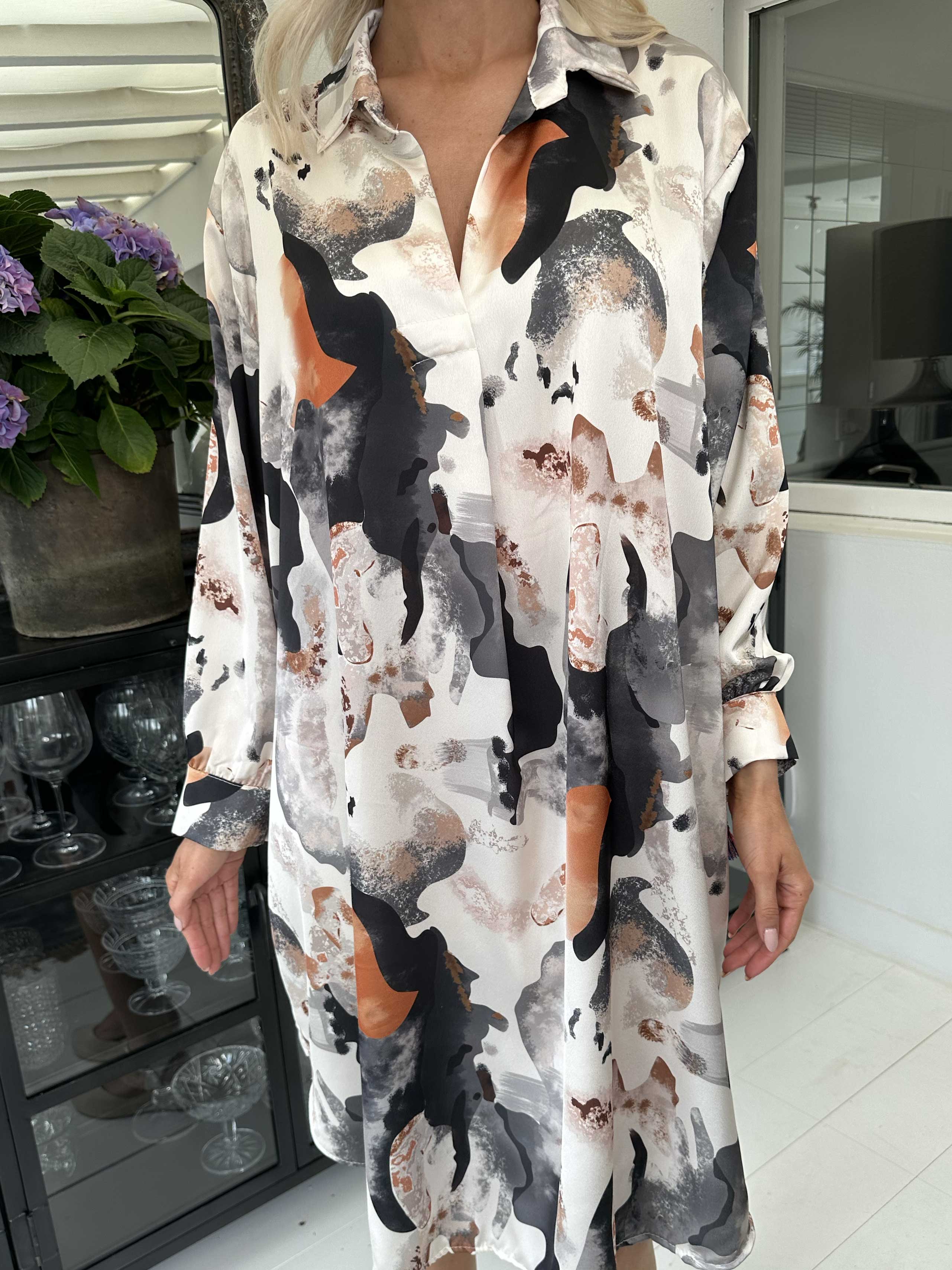 Lyng - Mønstret kjole i silkelook med skjortekrave