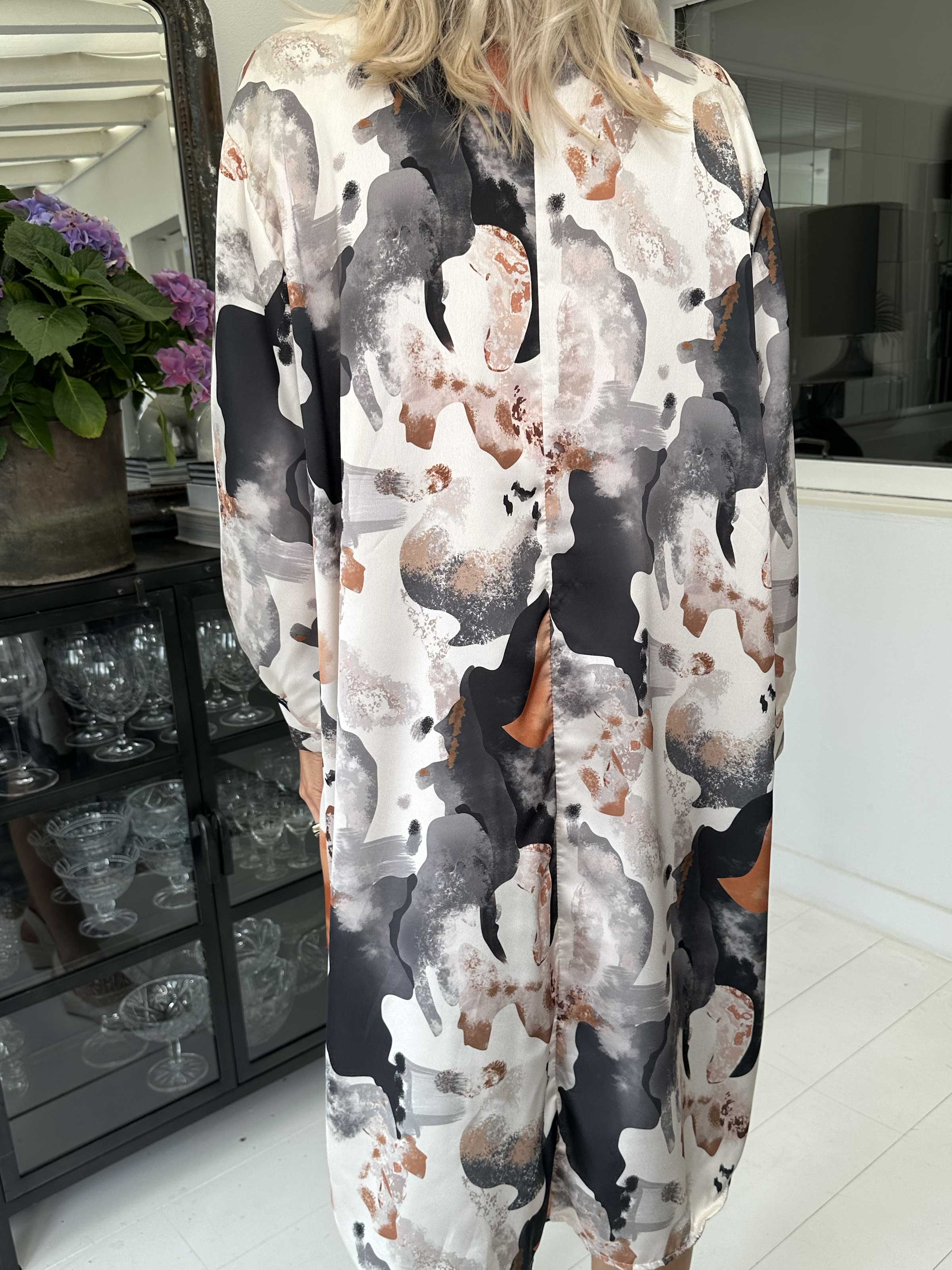 Lyng - Mønstret kjole i silkelook med skjortekrave