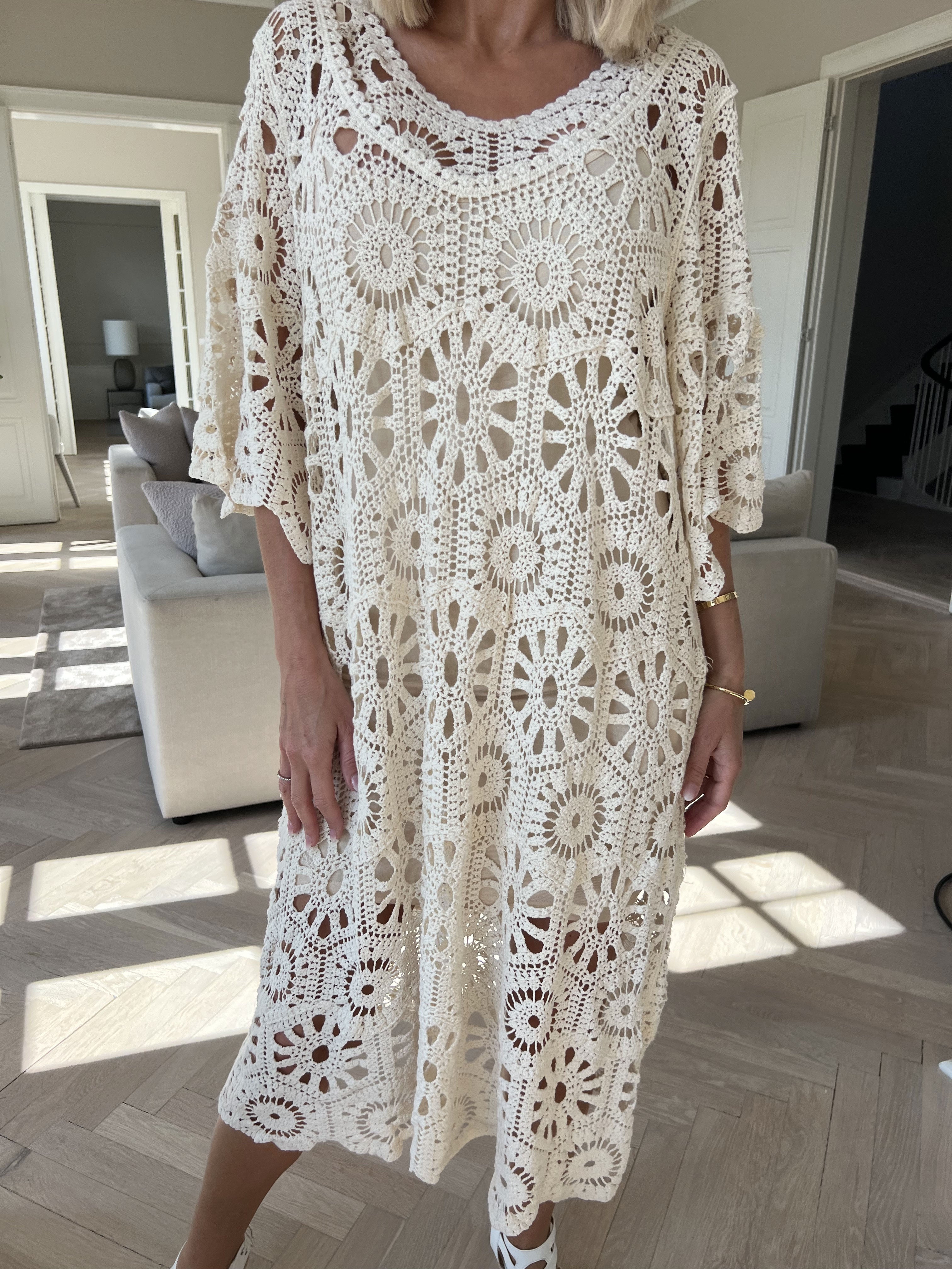 Mabel - Sød hæklet kjole i bomuld