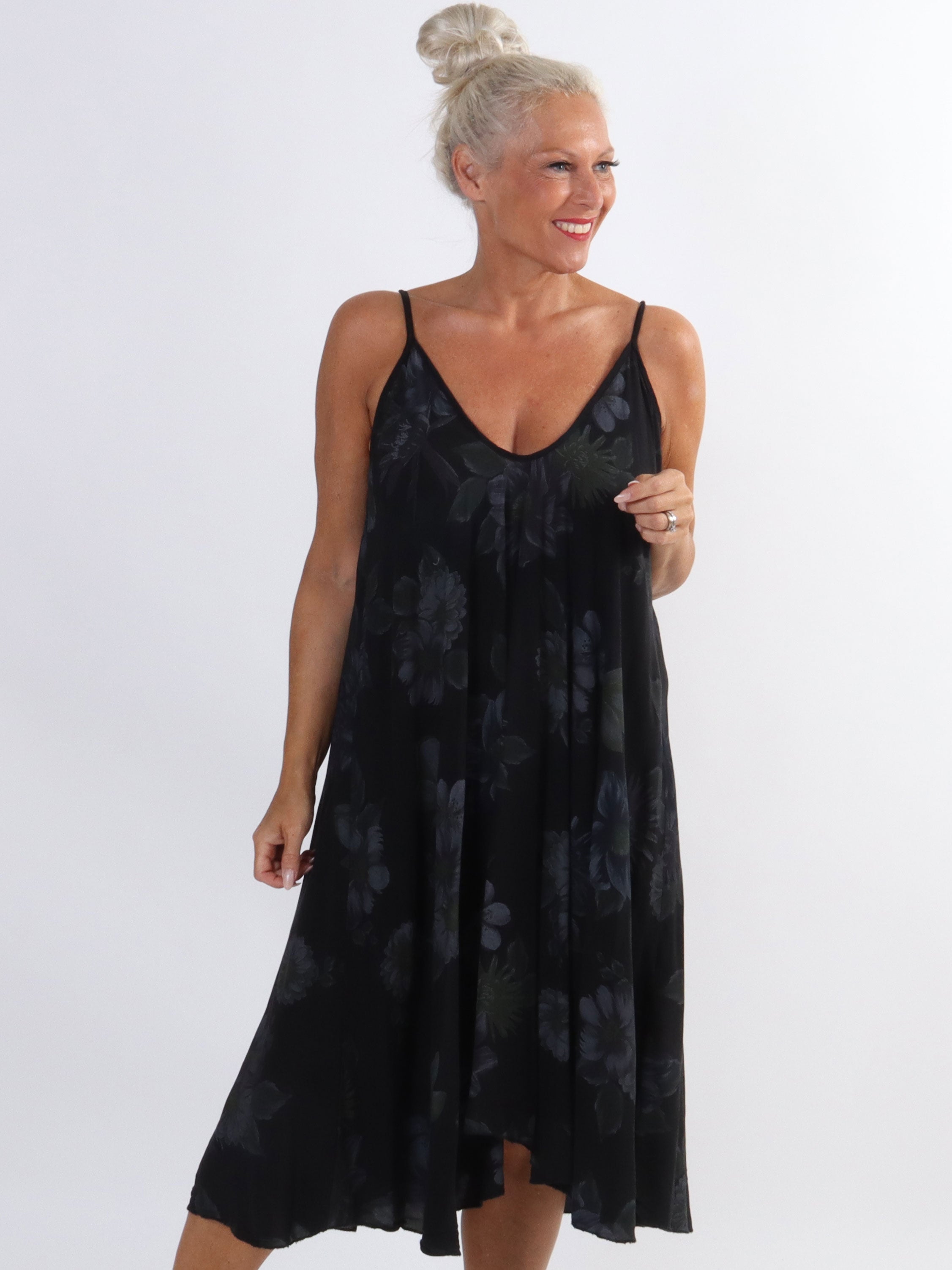 Maddie Flower - Sød plus size stropkjole med blomstermotiver