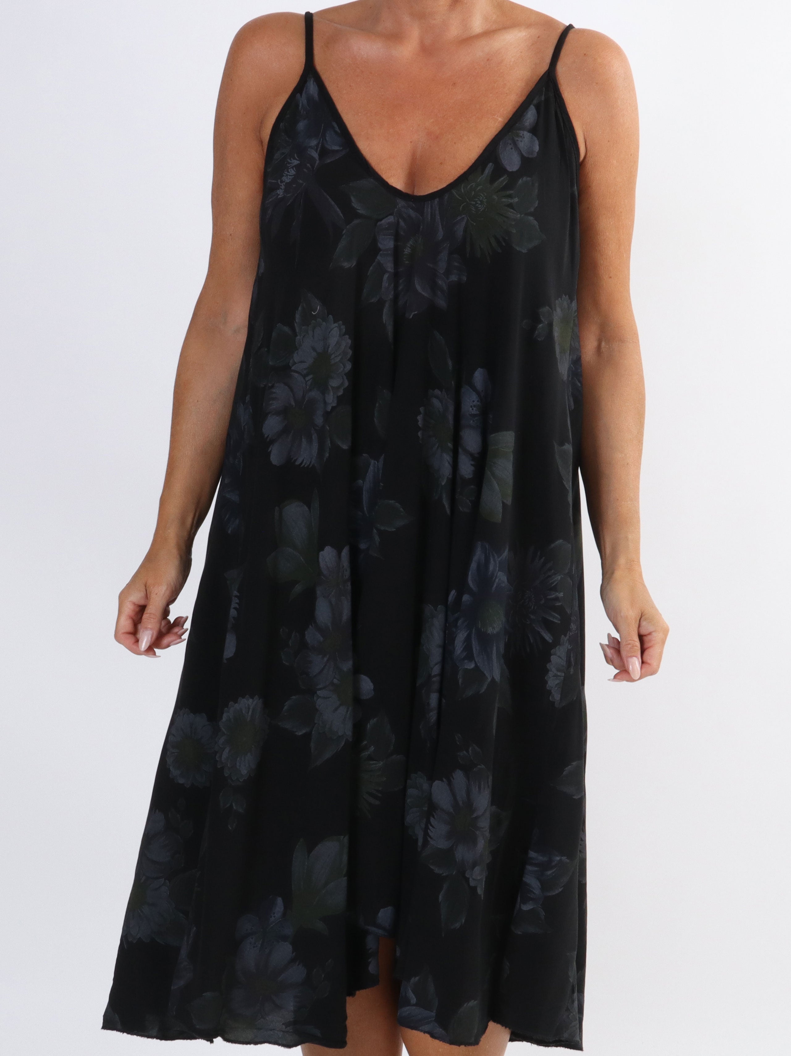 Maddie Flower - Sød plus size stropkjole med blomstermotiver