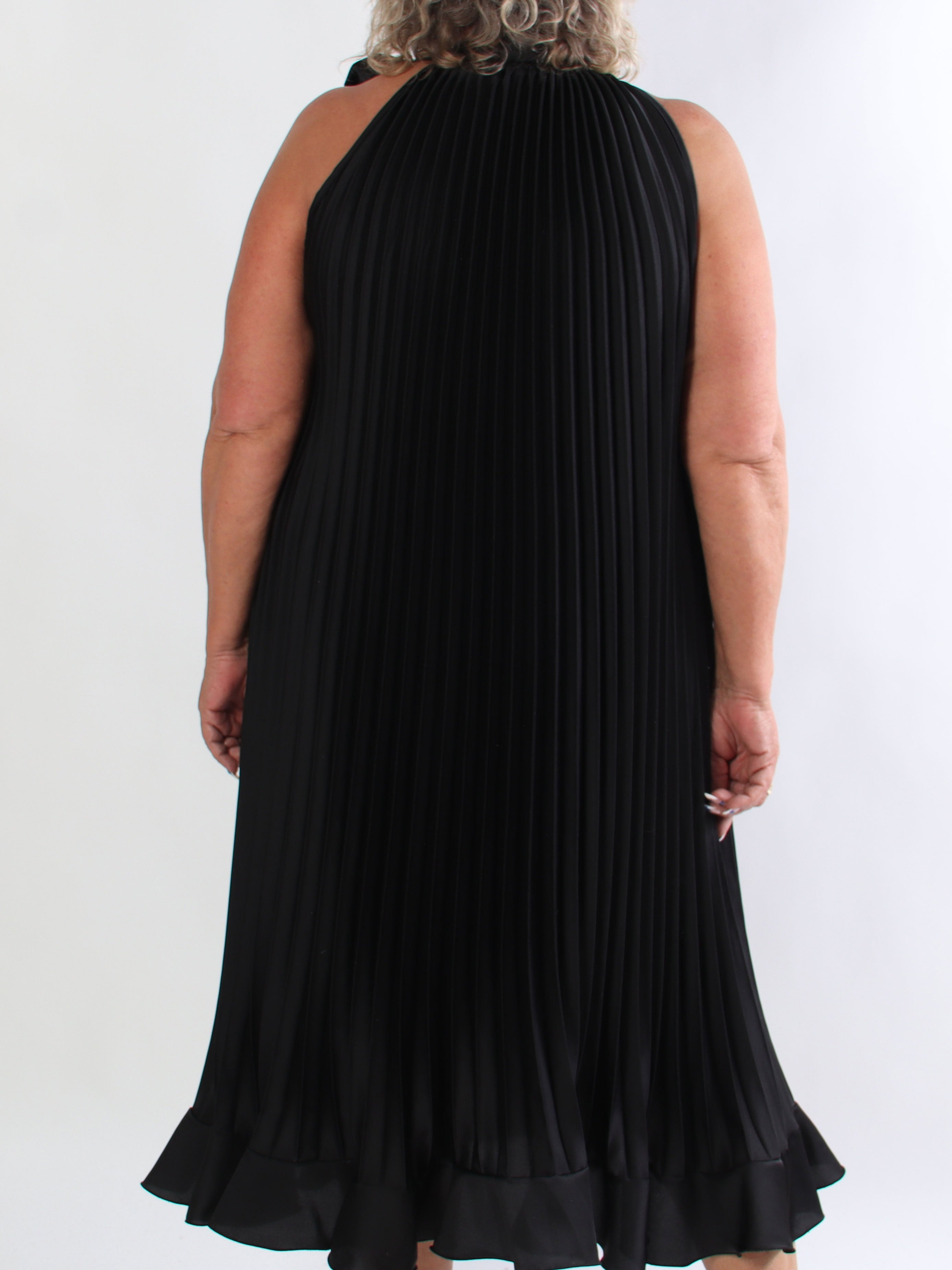 Madison - Lang plisseret plus size kjole med flæsekant forneden og sløjfe i halsen