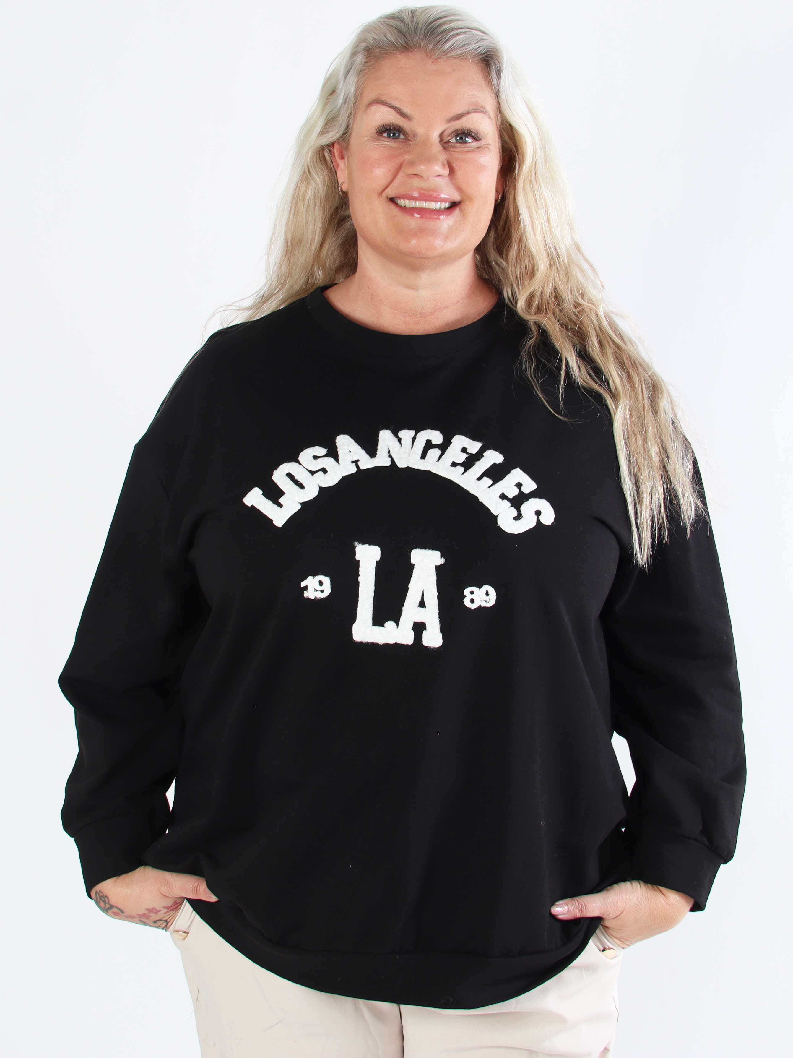 Magnolia - Plus size joggingbluse med LA skrevet med plys