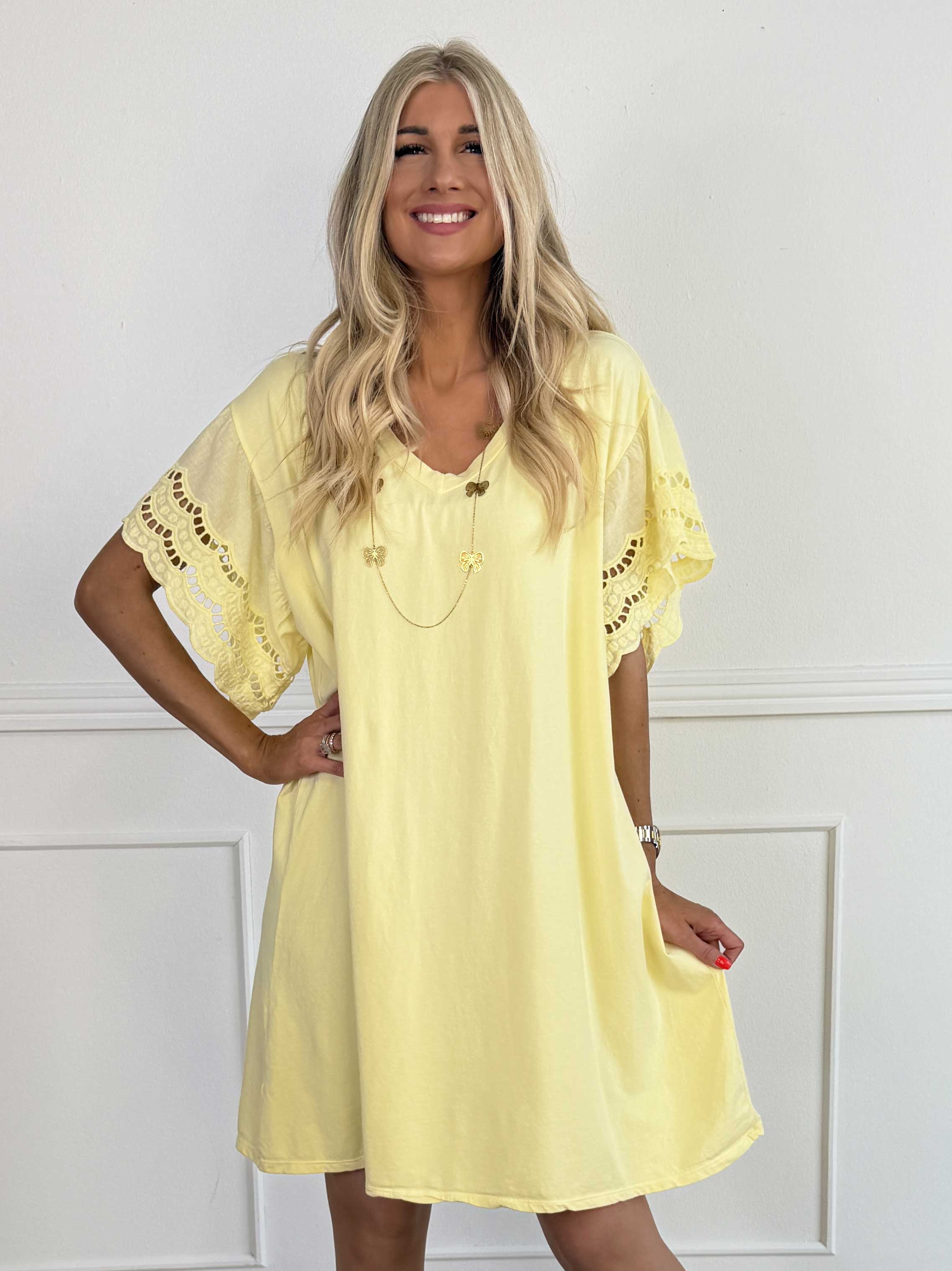 Magnolia - T-shirtkjole i blød bomuld med fine ærmer i broderet hulmønster