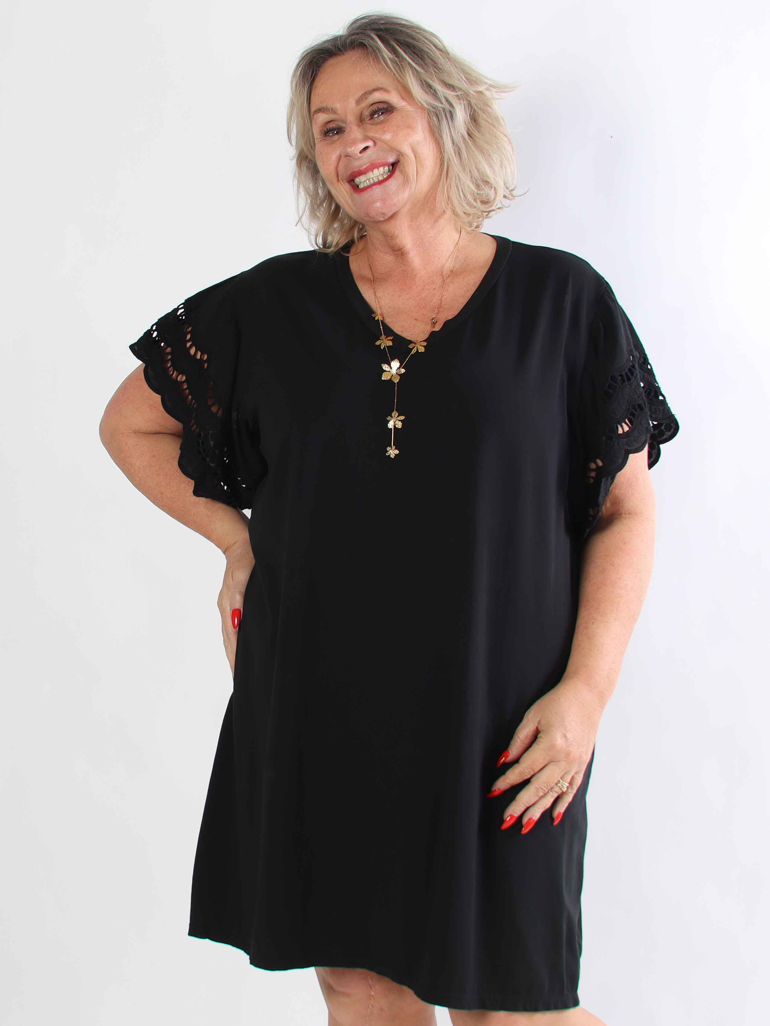 Magnolia - Plus size t-shirtkjole i blød bomuld med fine ærmer i broderet hulmønster