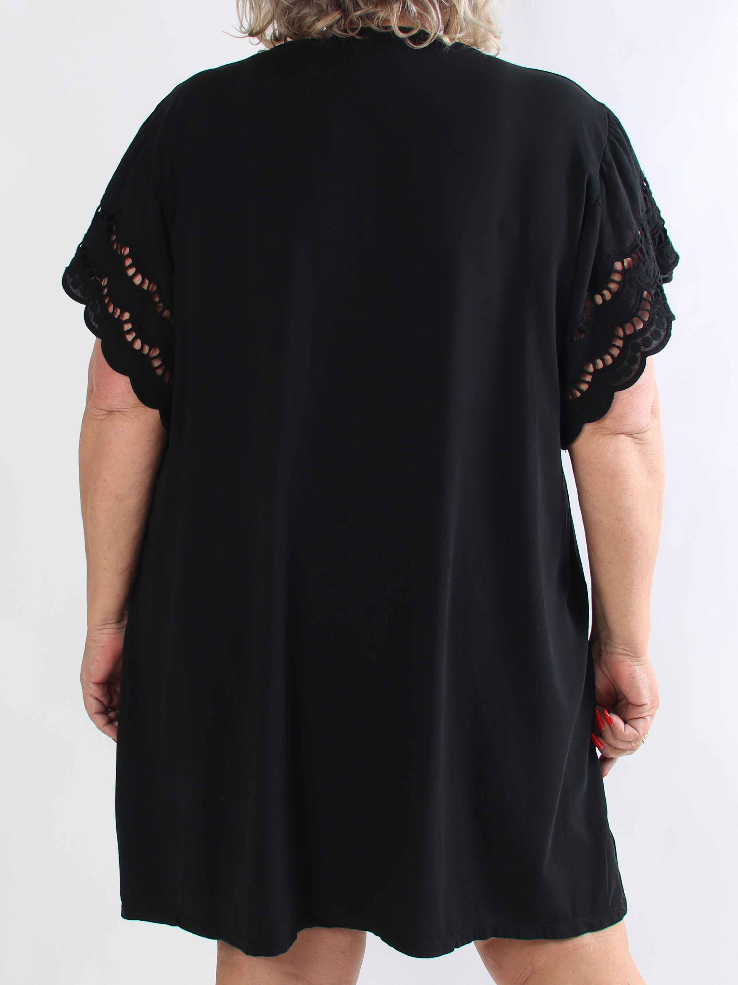 Magnolia - Plus size t-shirtkjole i blød bomuld med fine ærmer i broderet hulmønster