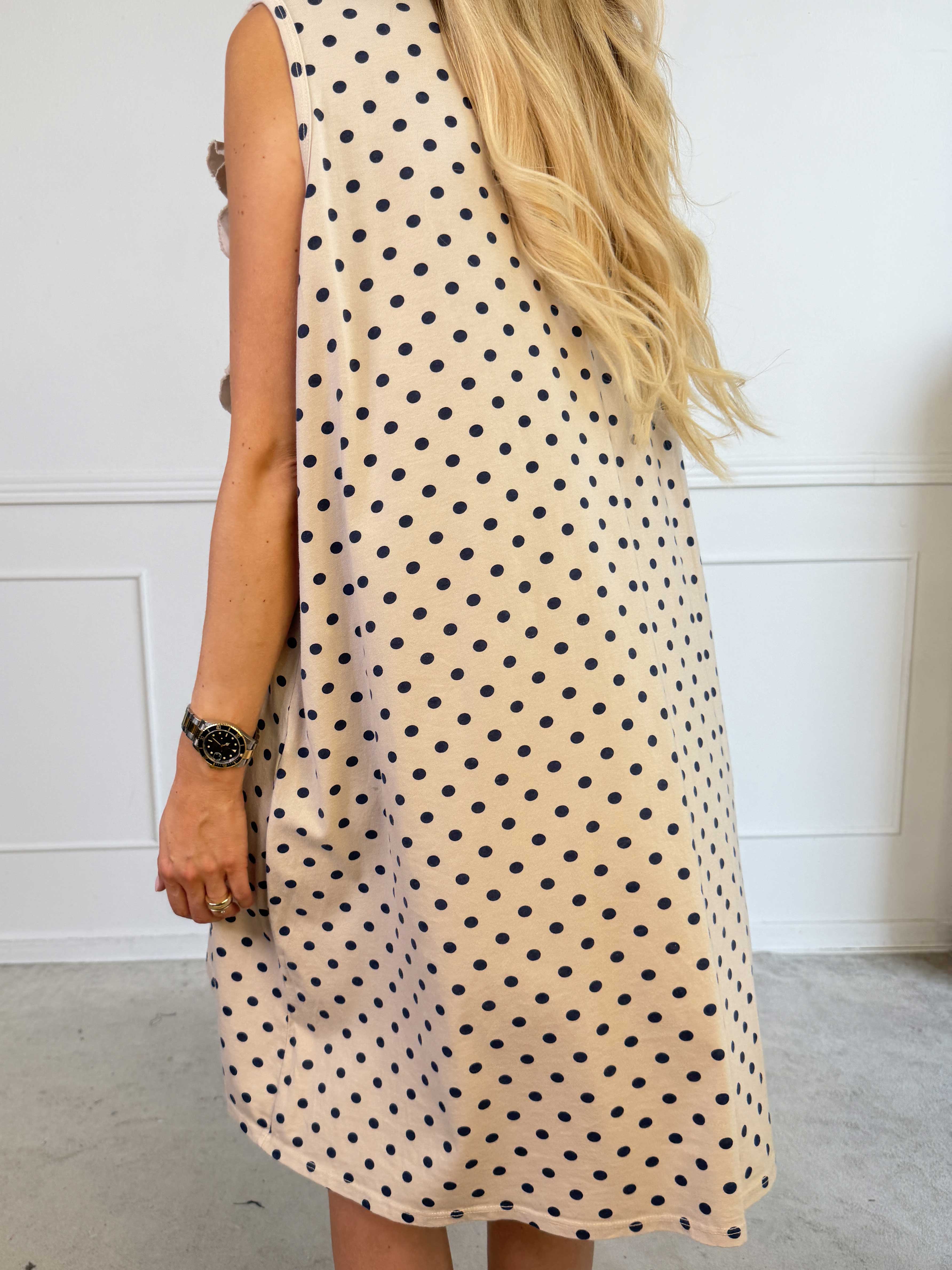 Maida - Plus size kjole i bomuld med prikker og fine blomster ved brystet