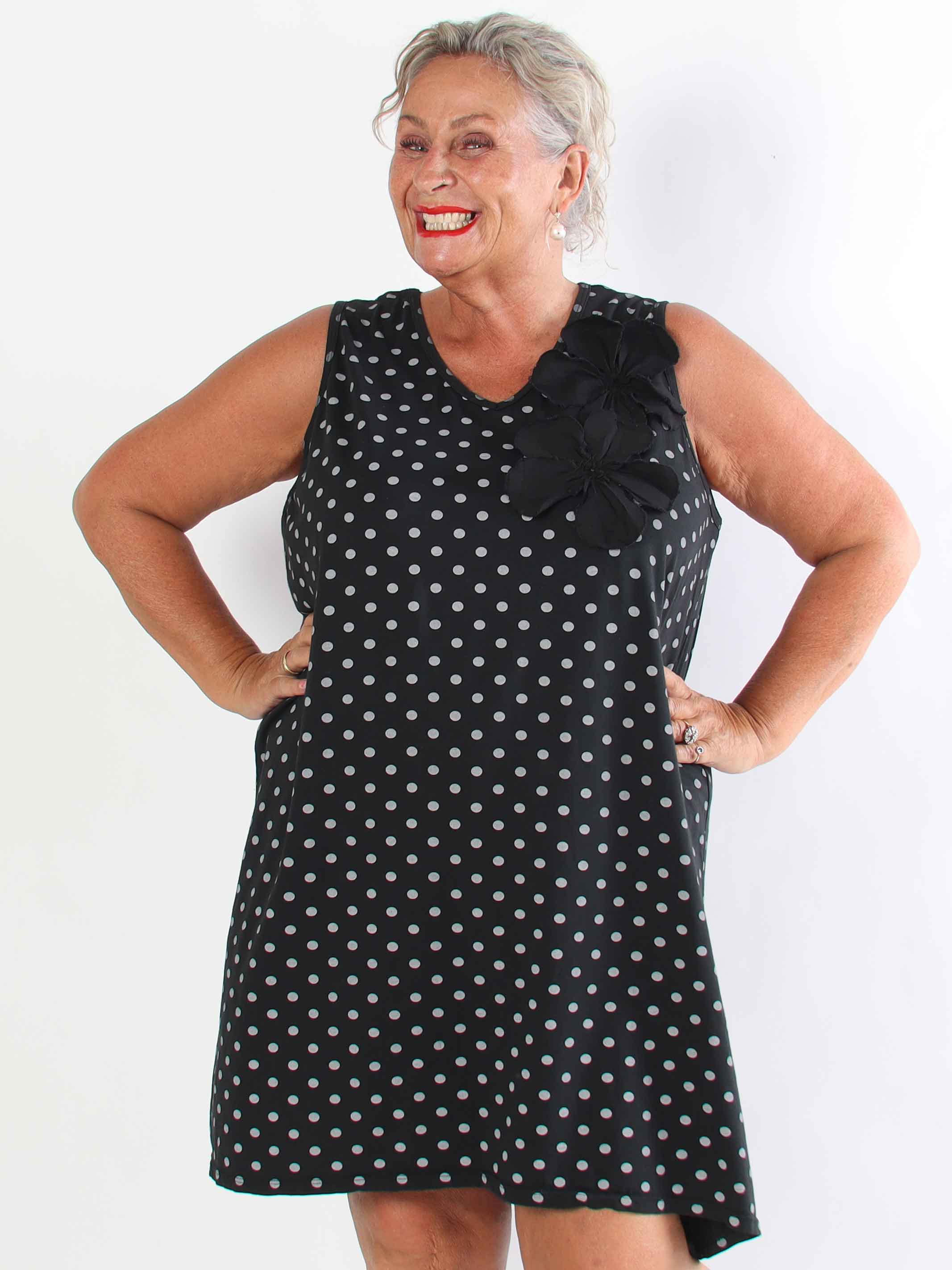 Maida - Plus size kjole i bomuld med prikker og fine blomster ved brystet