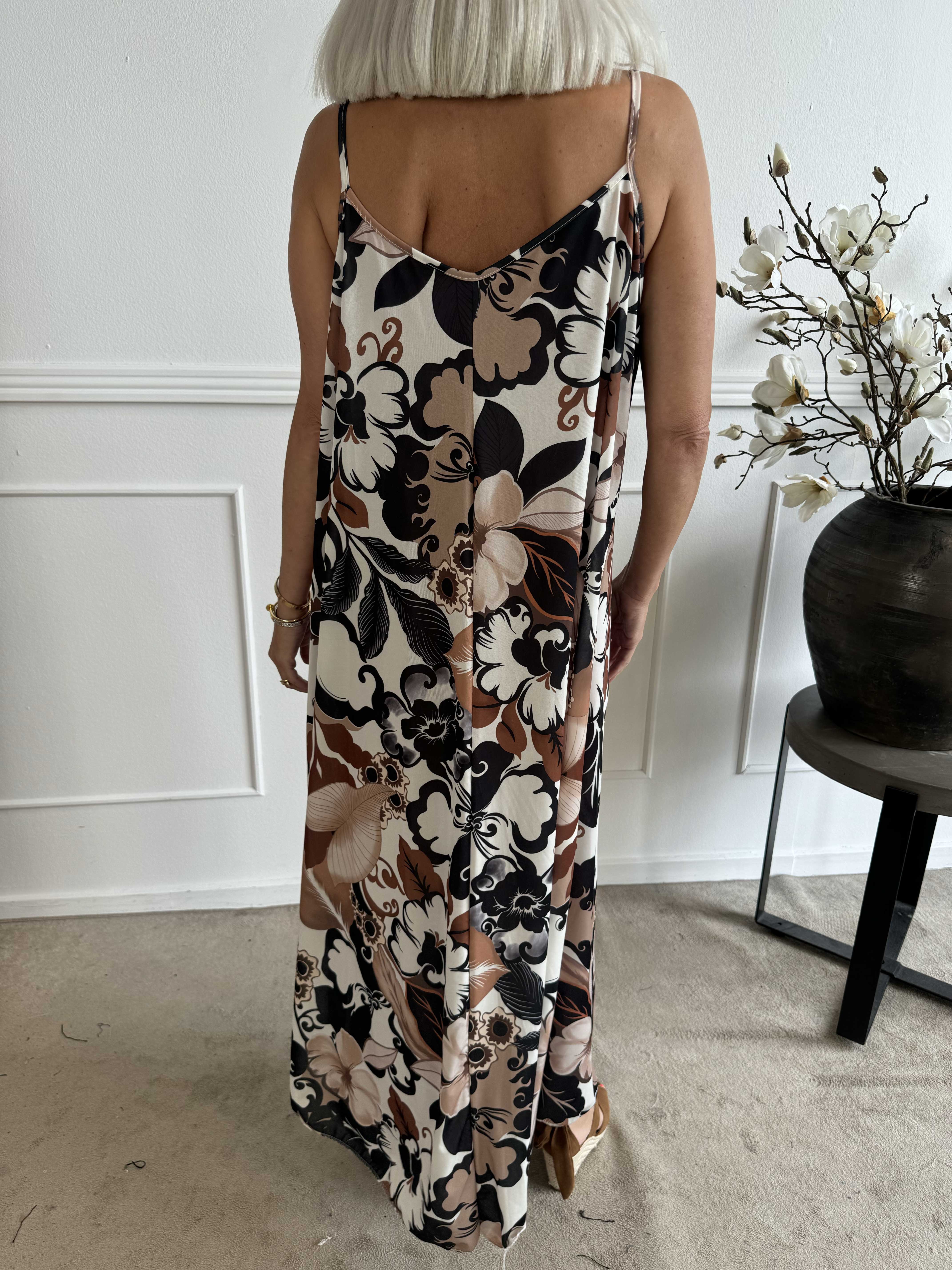 Maija - Stropkjole i elastisk stof med blomster