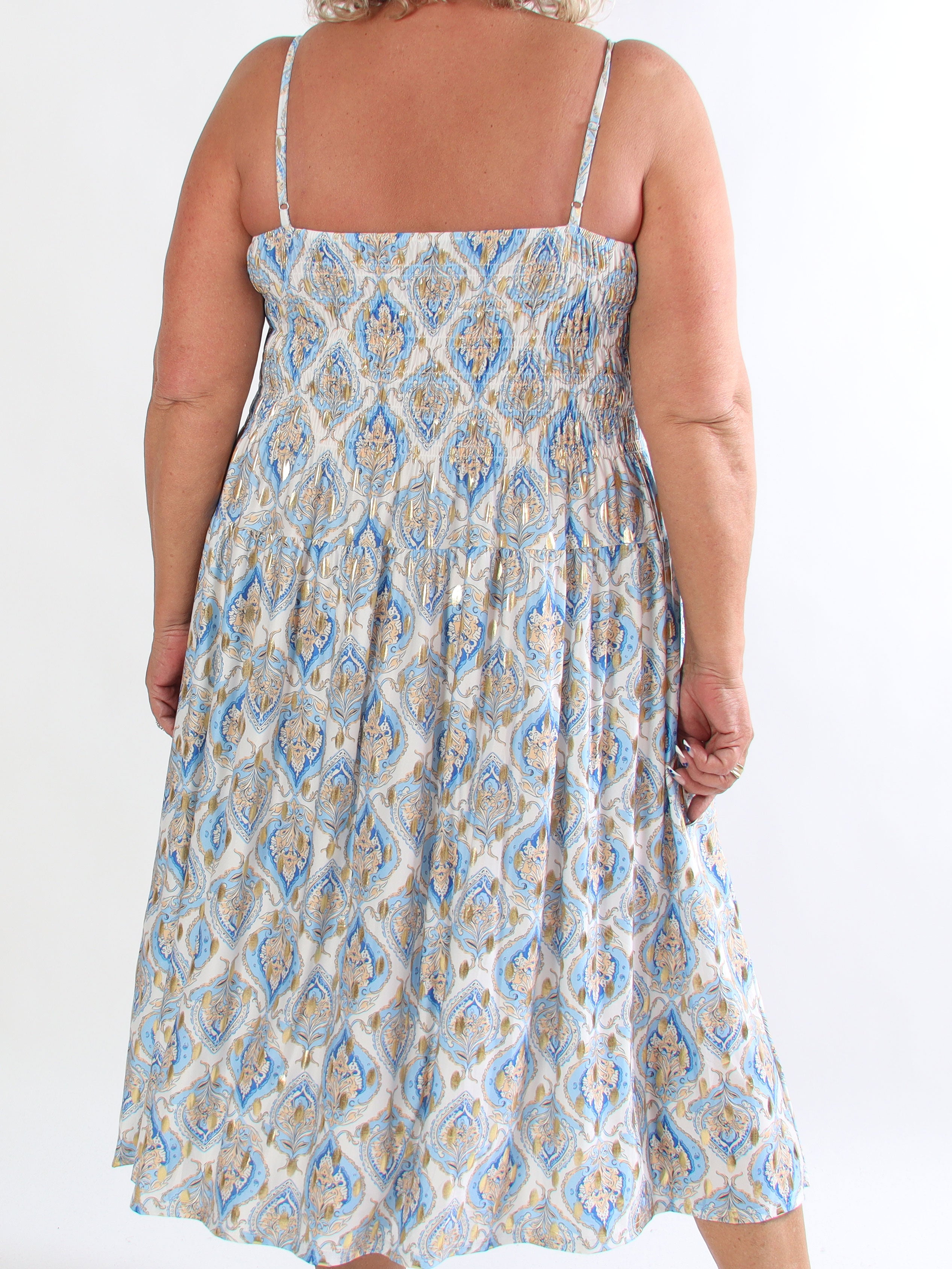 Maira Oasis - Plus size stropkjole med guld dutter og smock henover brystet