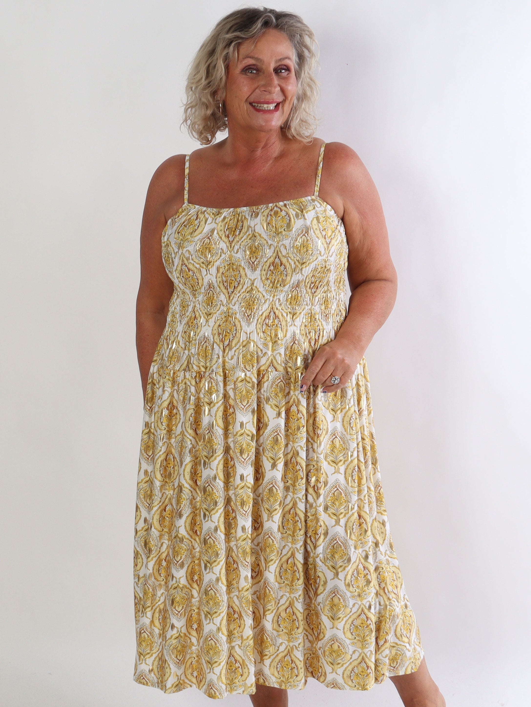 Maira Oasis - Plus size stropkjole med guld dutter og smock henover brystet