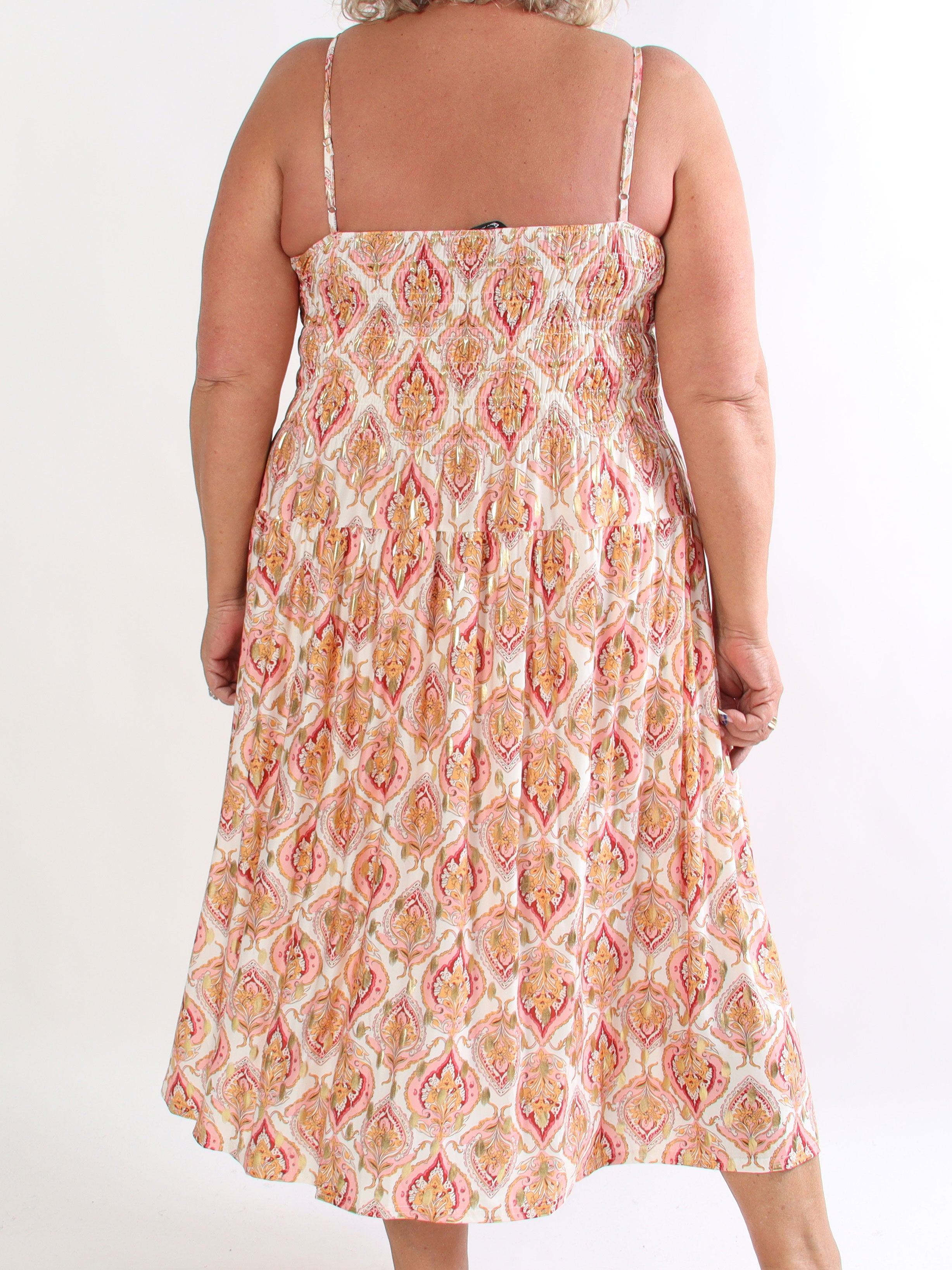 Maira Oasis - Plus size stropkjole med guld dutter og smock henover brystet