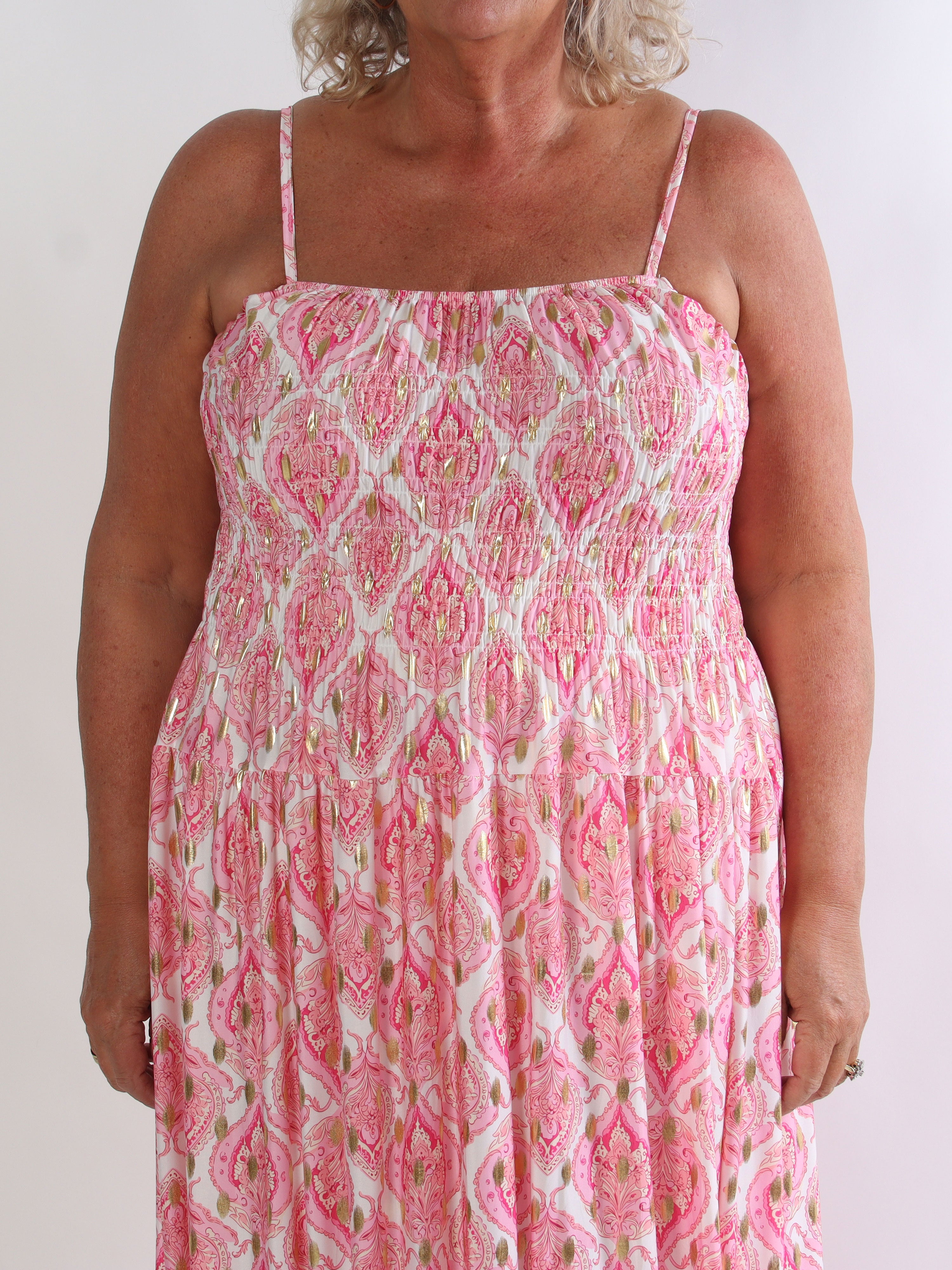 Maira Oasis - Plus size stropkjole med guld dutter og smock henover brystet